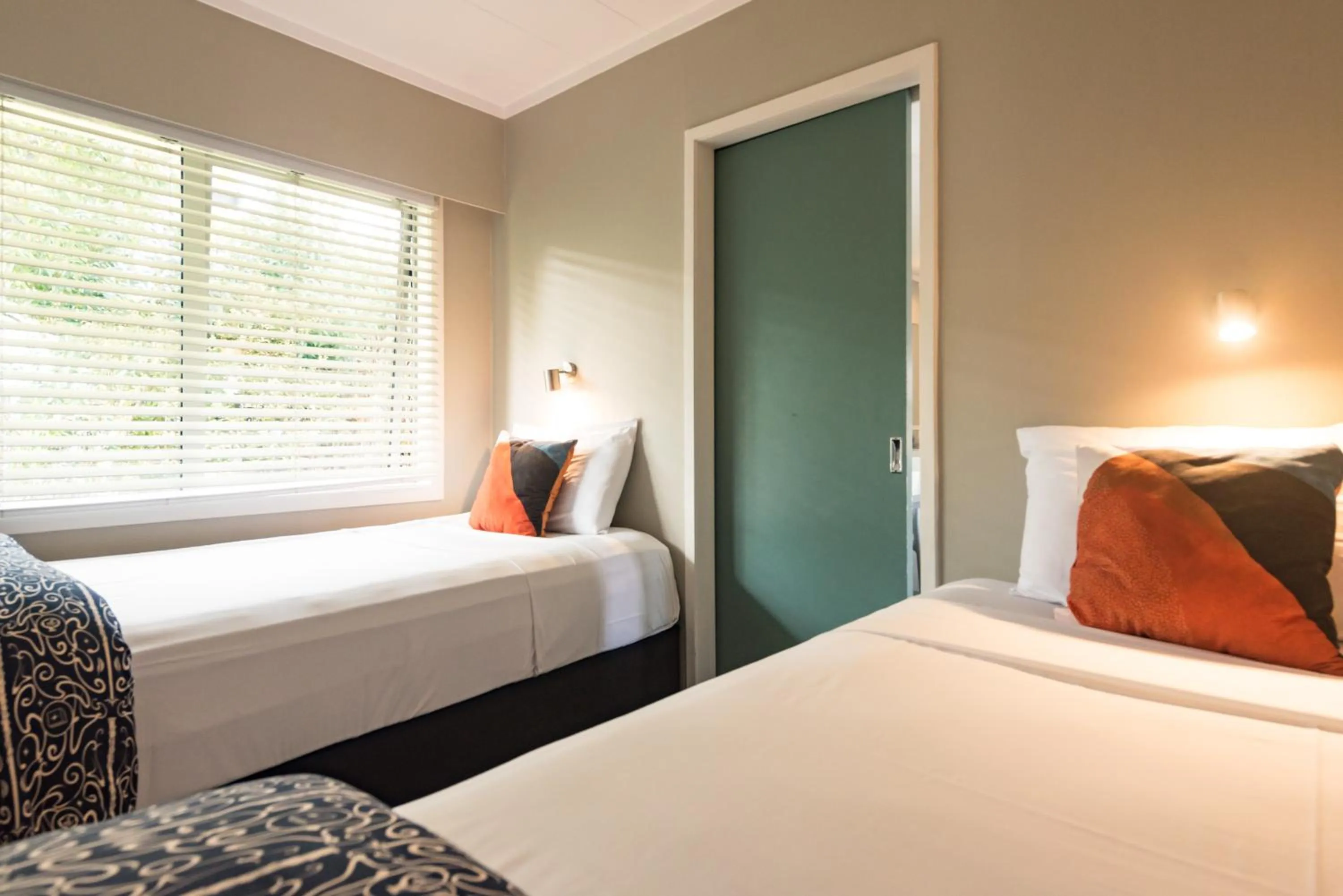 Bedroom, Bed in Averill Court Motel