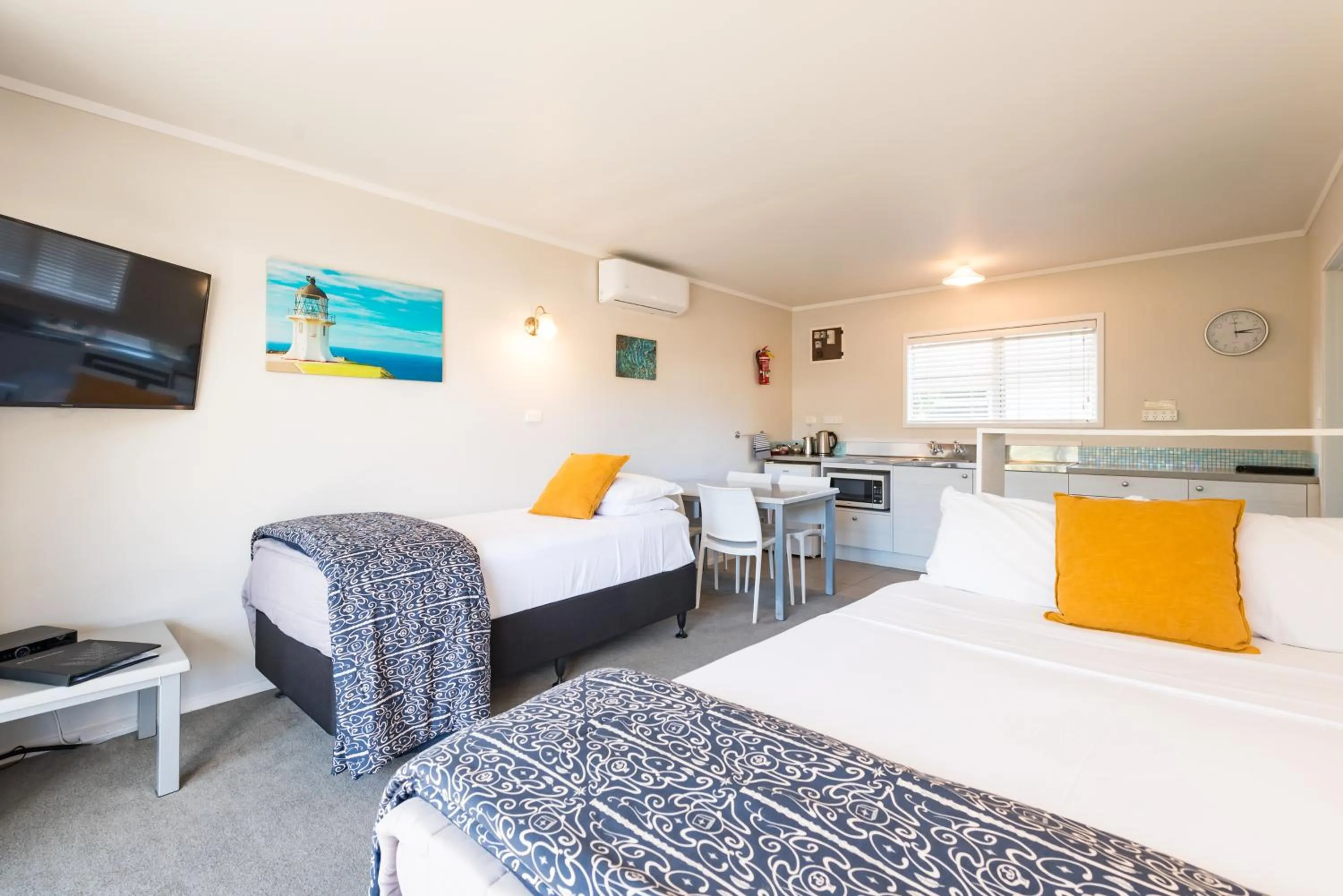 TV and multimedia, Bed in Averill Court Motel