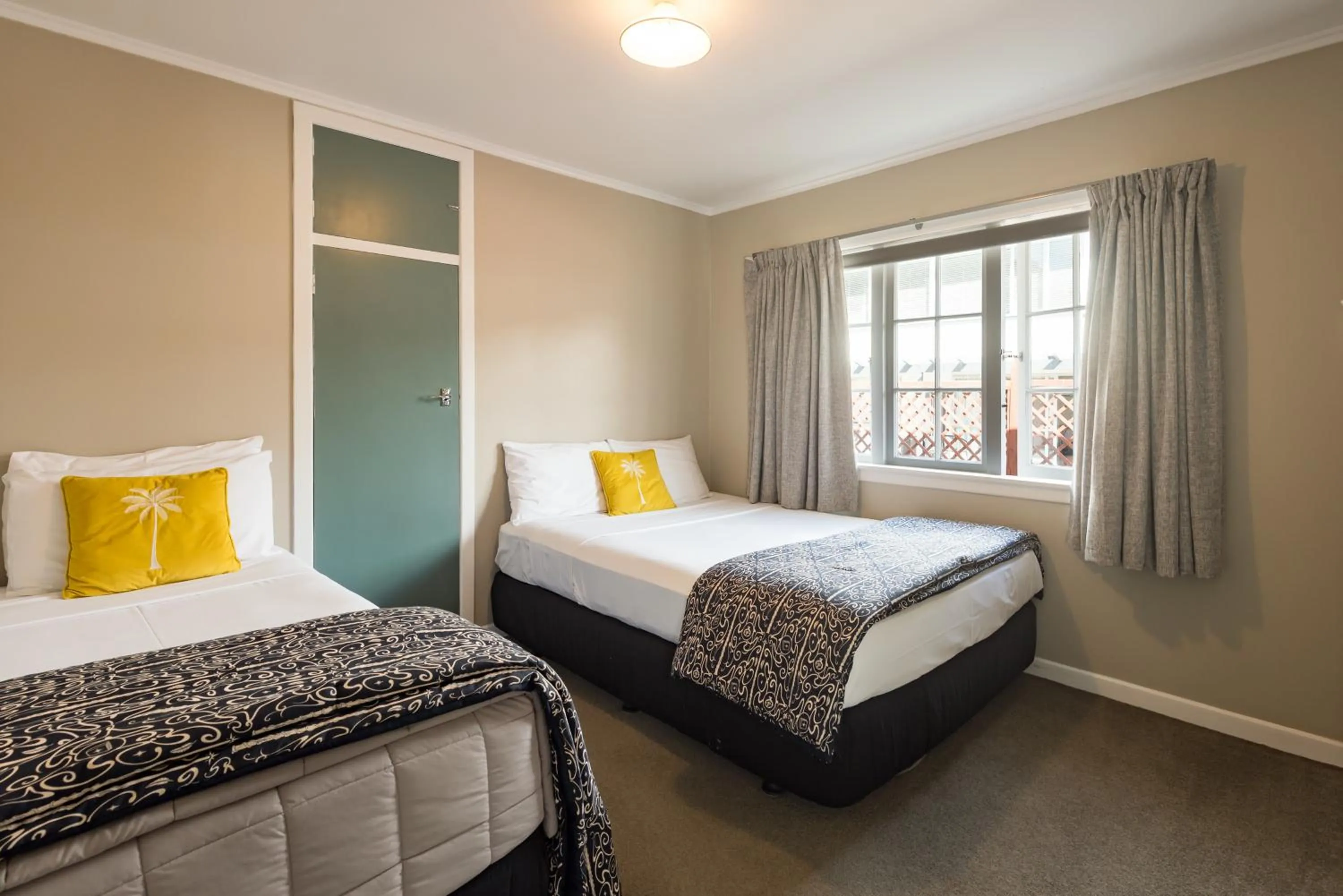 Bedroom, Bed in Averill Court Motel