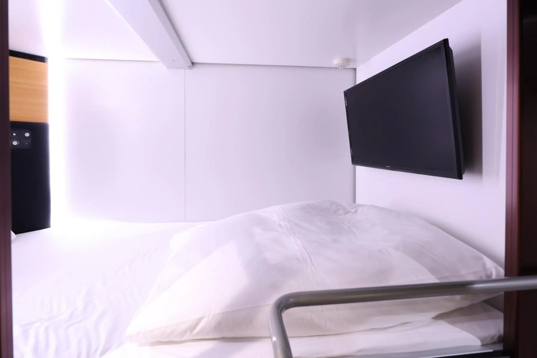 TV and multimedia, Bed in global cabin Yokohama Chinatown