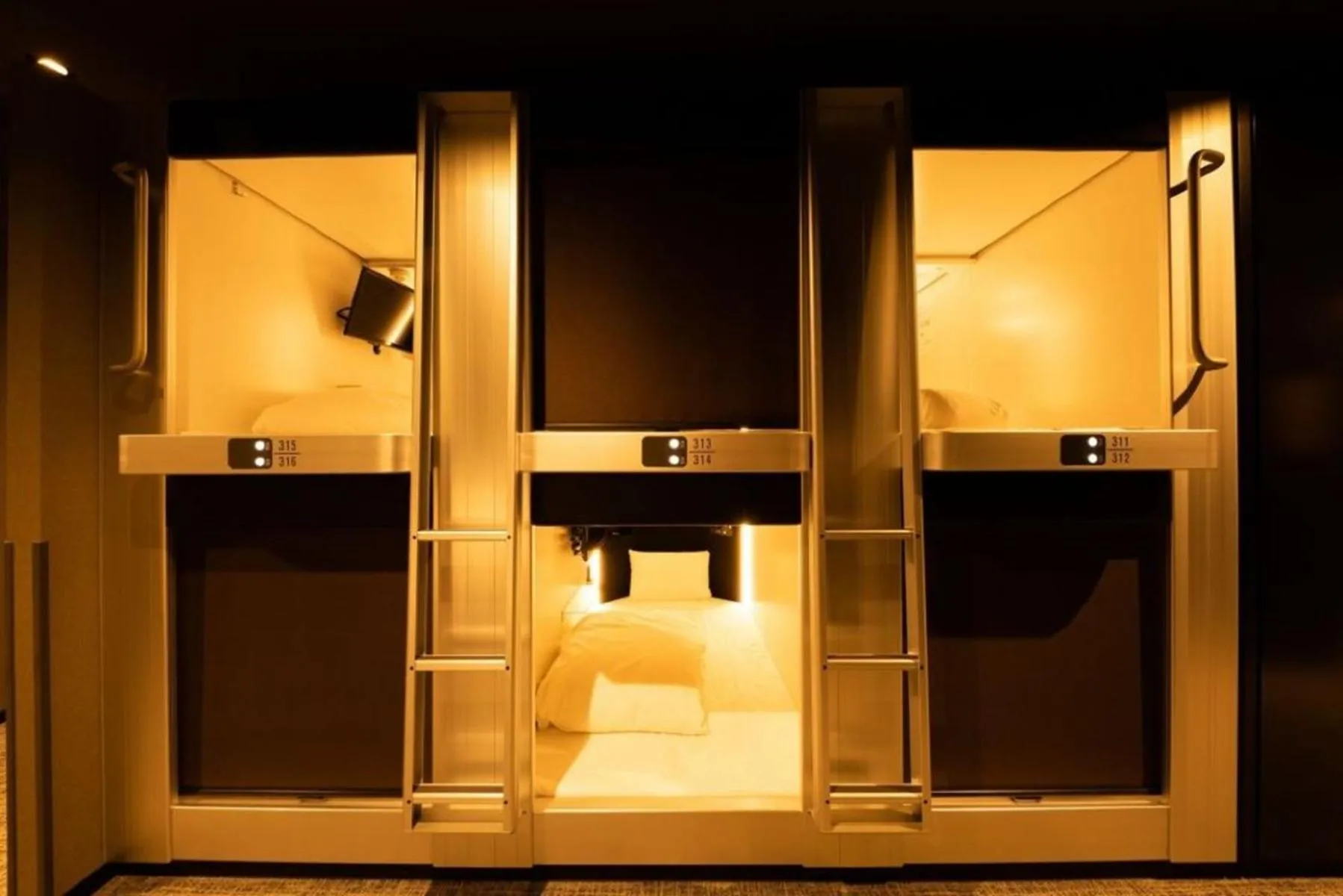 Photo of the whole room, Bed in global cabin Yokohama Chinatown