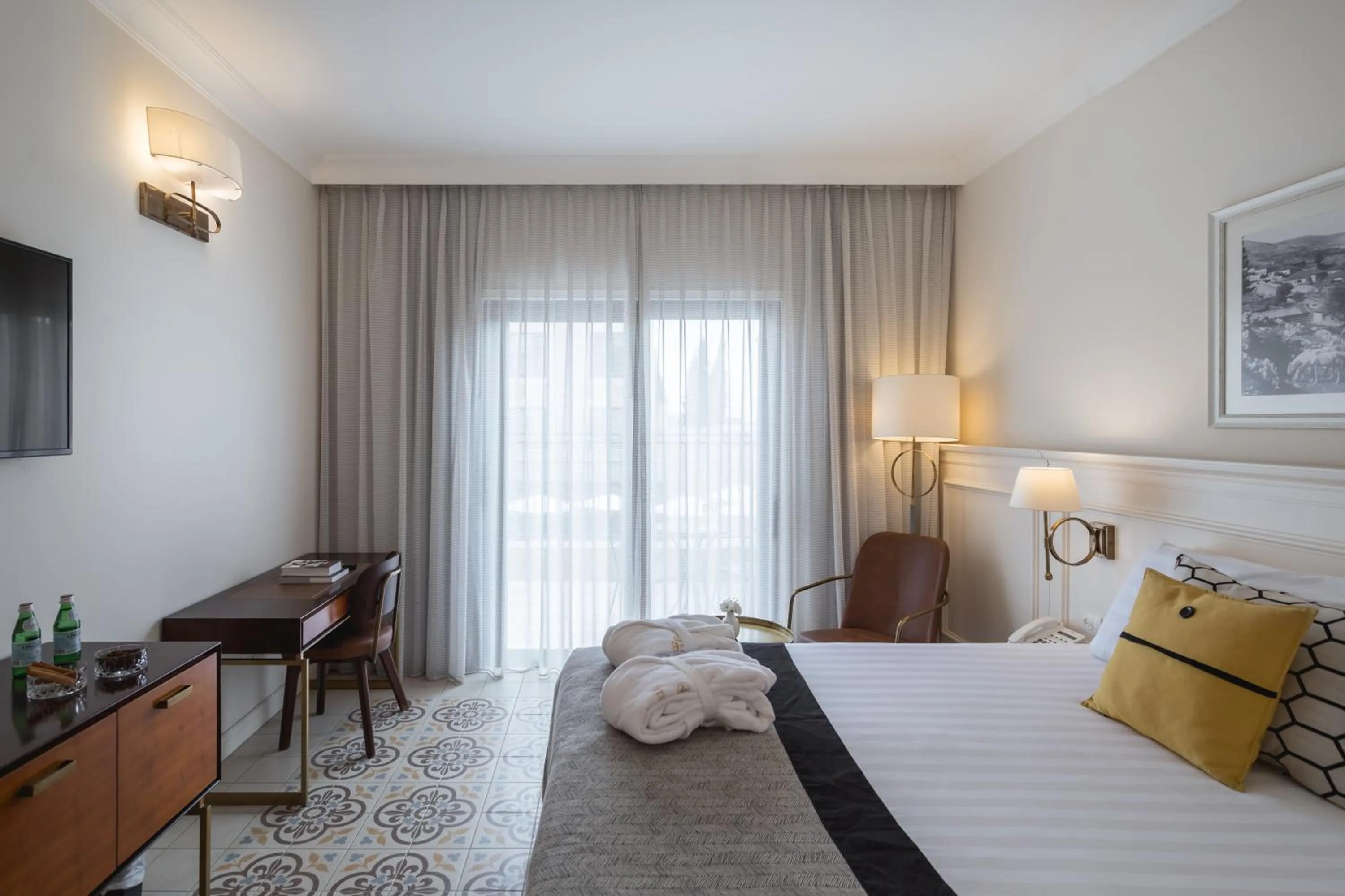 Photo of the whole room, Bed in Edmond Luxury Hotel & Spa