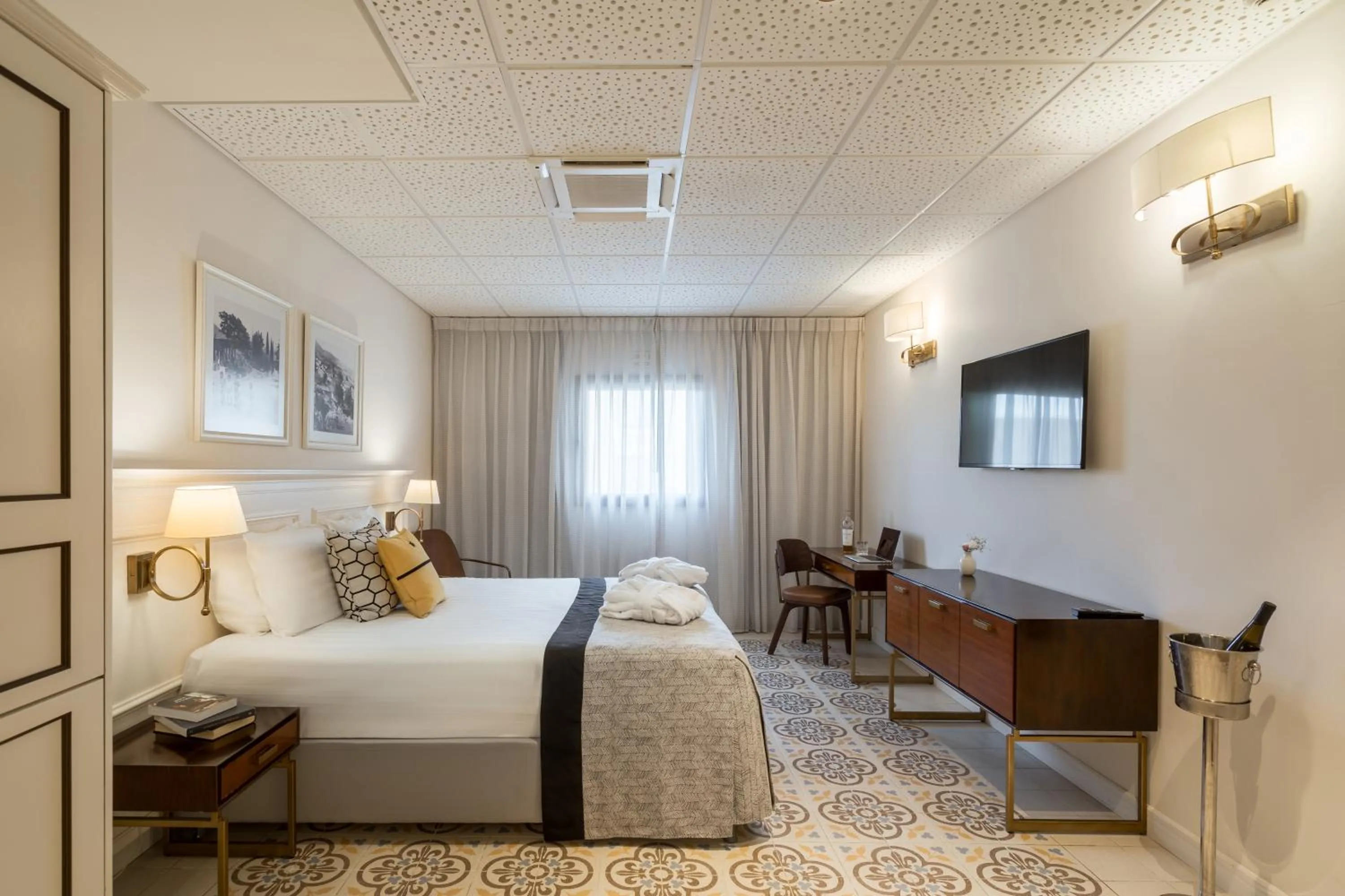 Bed in Edmond Luxury Hotel & Spa