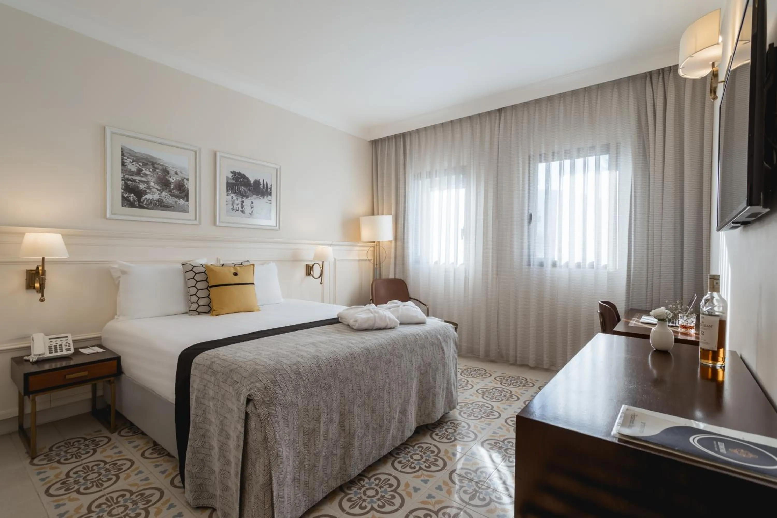 Bed in Edmond Luxury Hotel & Spa