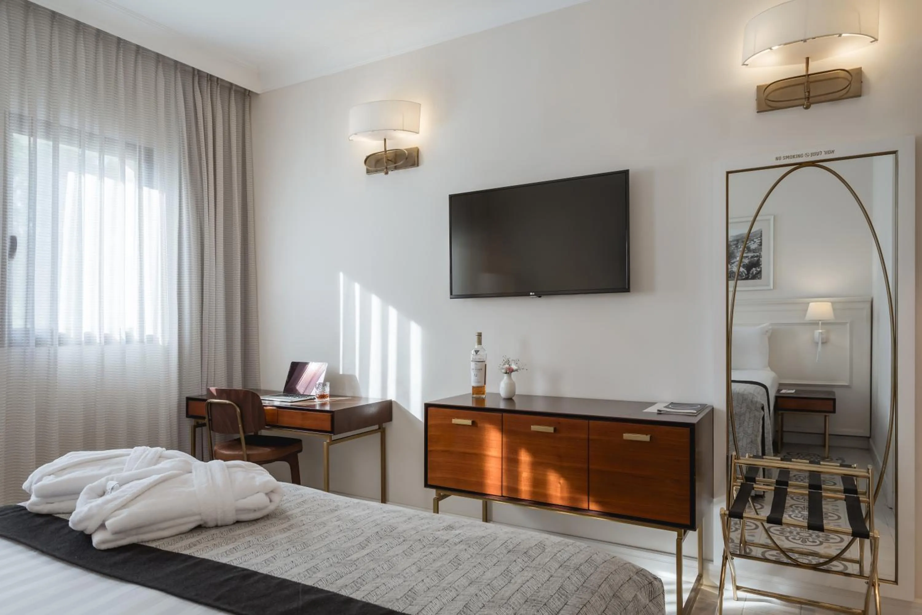 Bed in Edmond Luxury Hotel & Spa