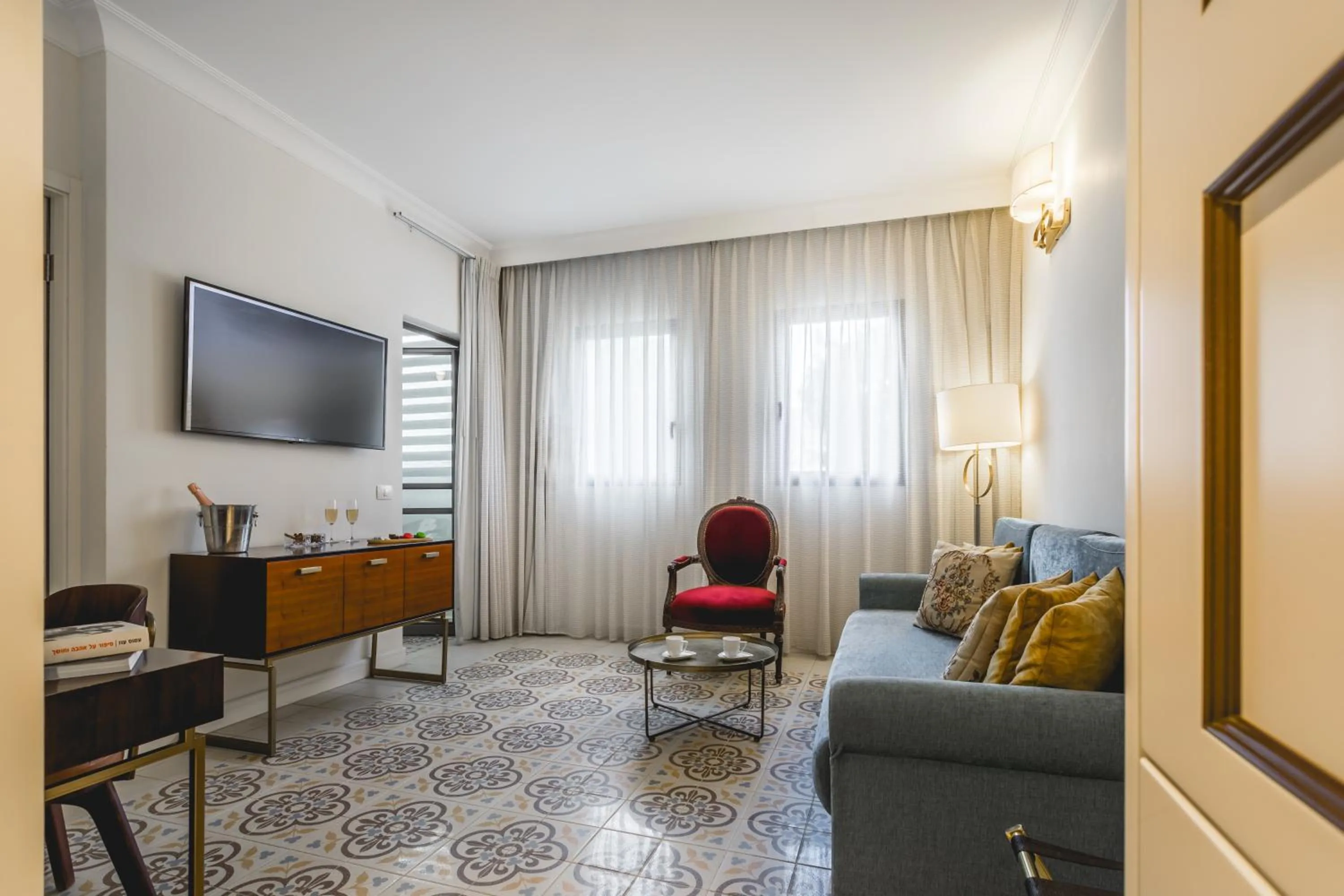 Communal lounge/ TV room in Edmond Luxury Hotel & Spa