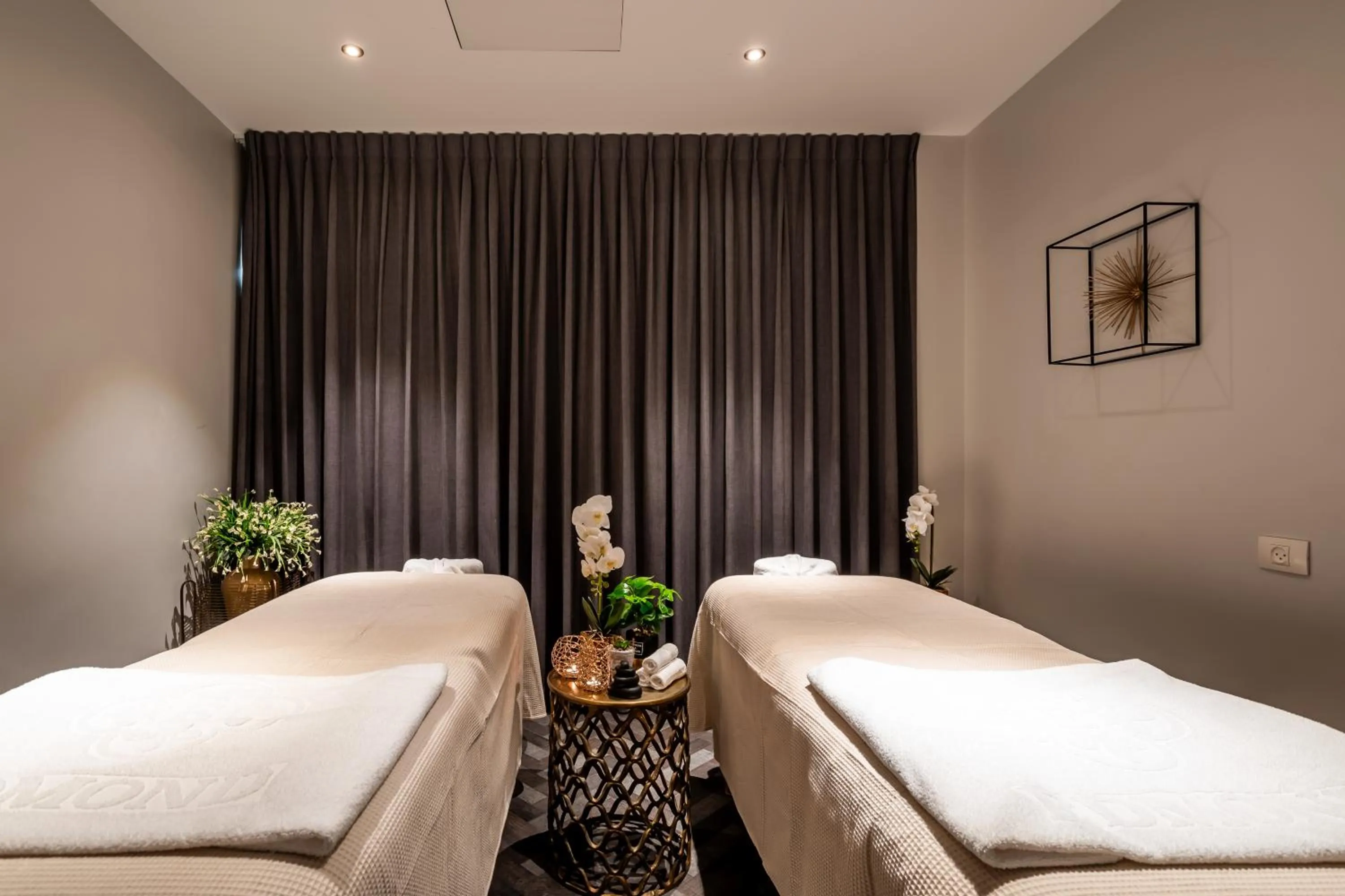 Massage, Bed in Edmond Luxury Hotel & Spa