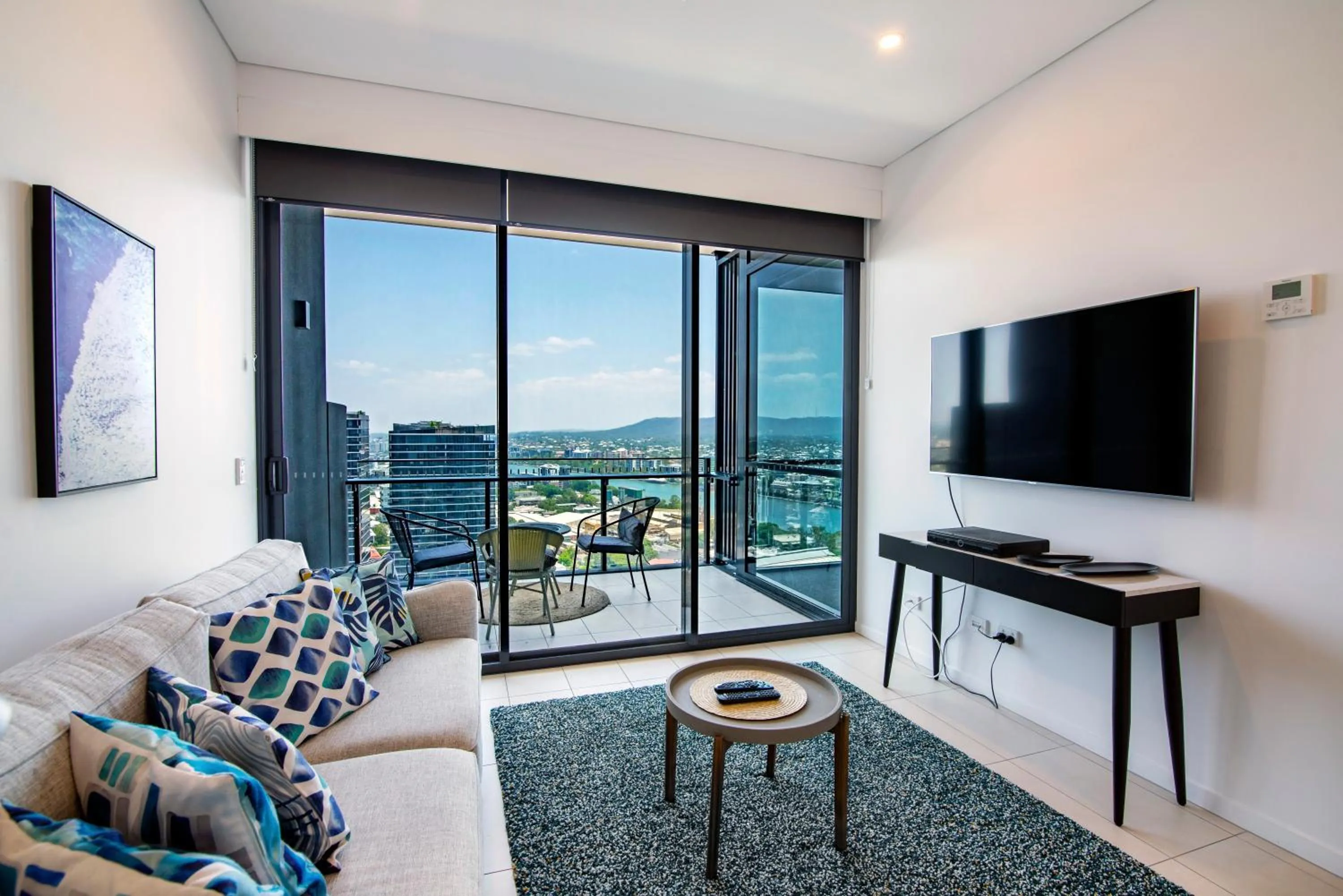 TV and multimedia in Hope Street Apartments by CLLIX