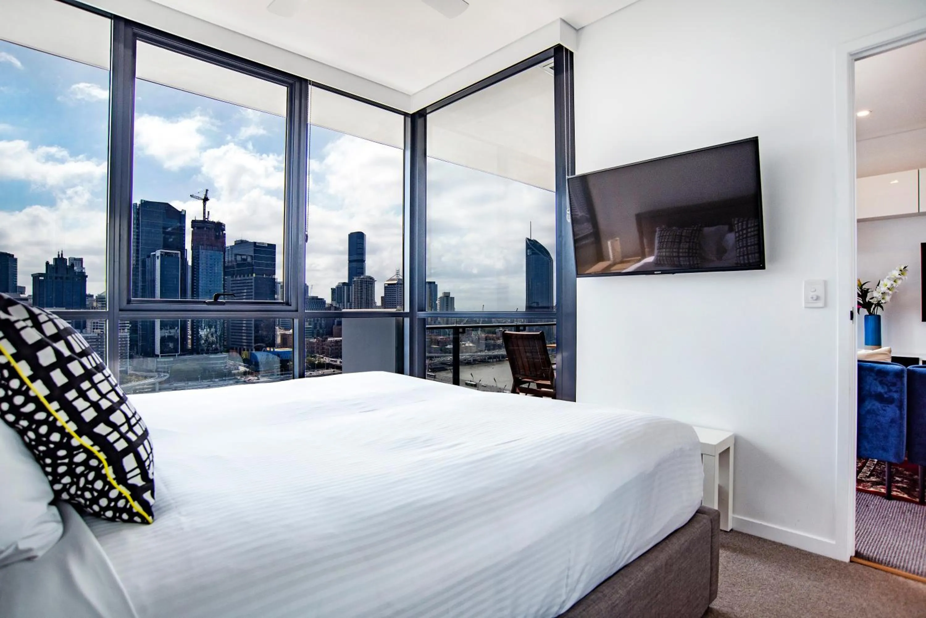 City view, Bed in Hope Street Apartments by CLLIX