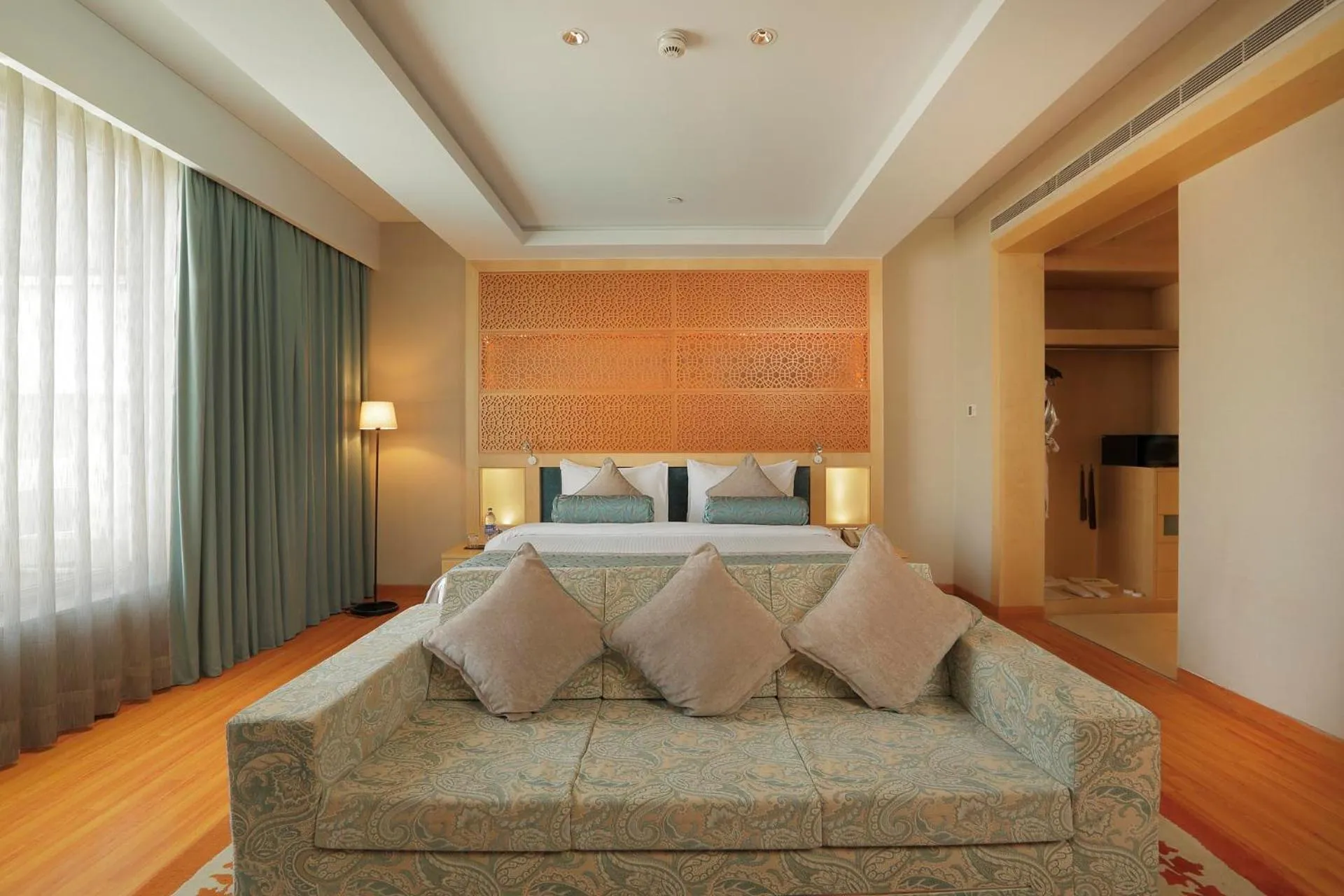 Living room, Bed in Yashail Hotel Haridwar