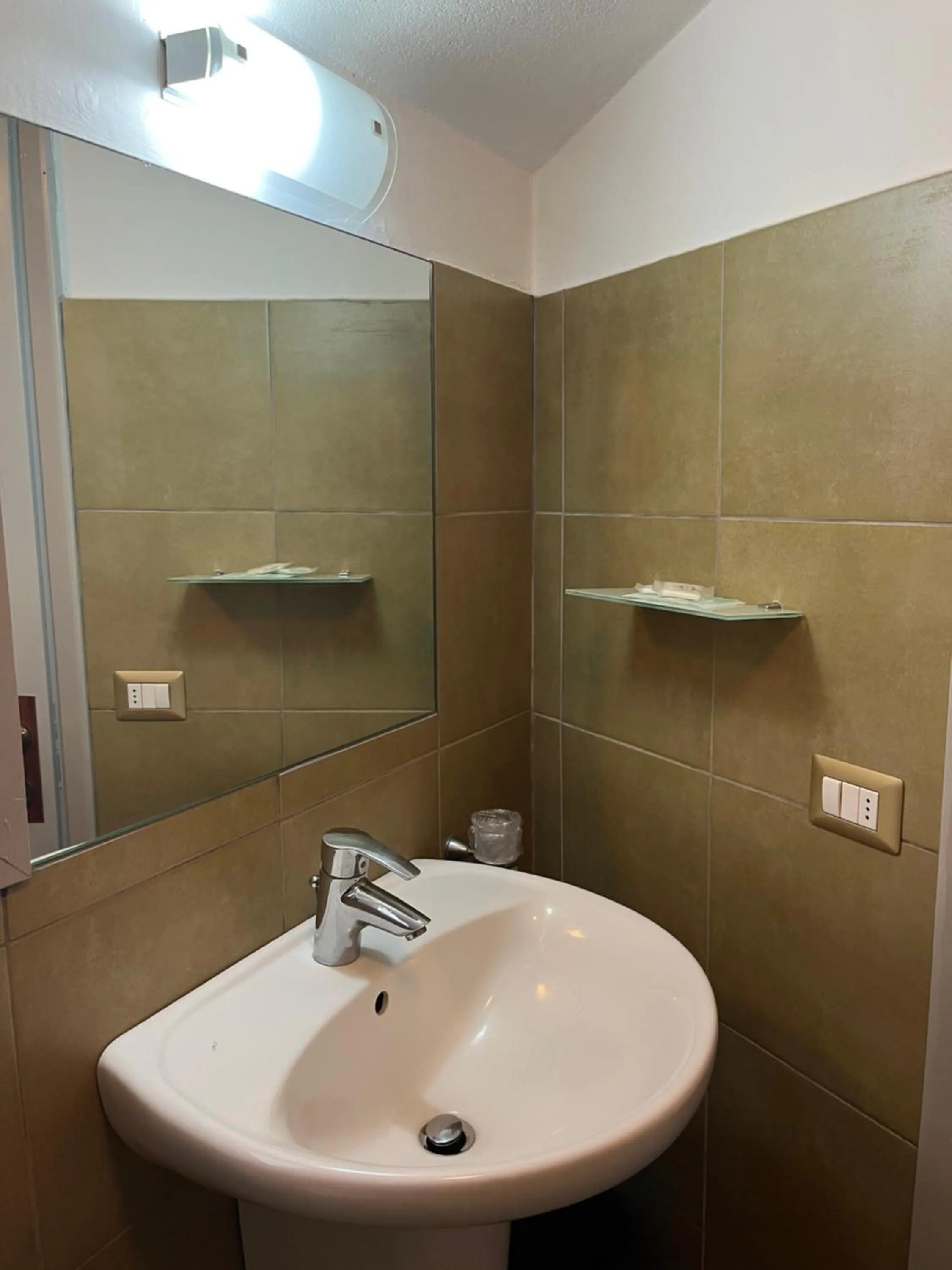 Shower in Hotel Aurora