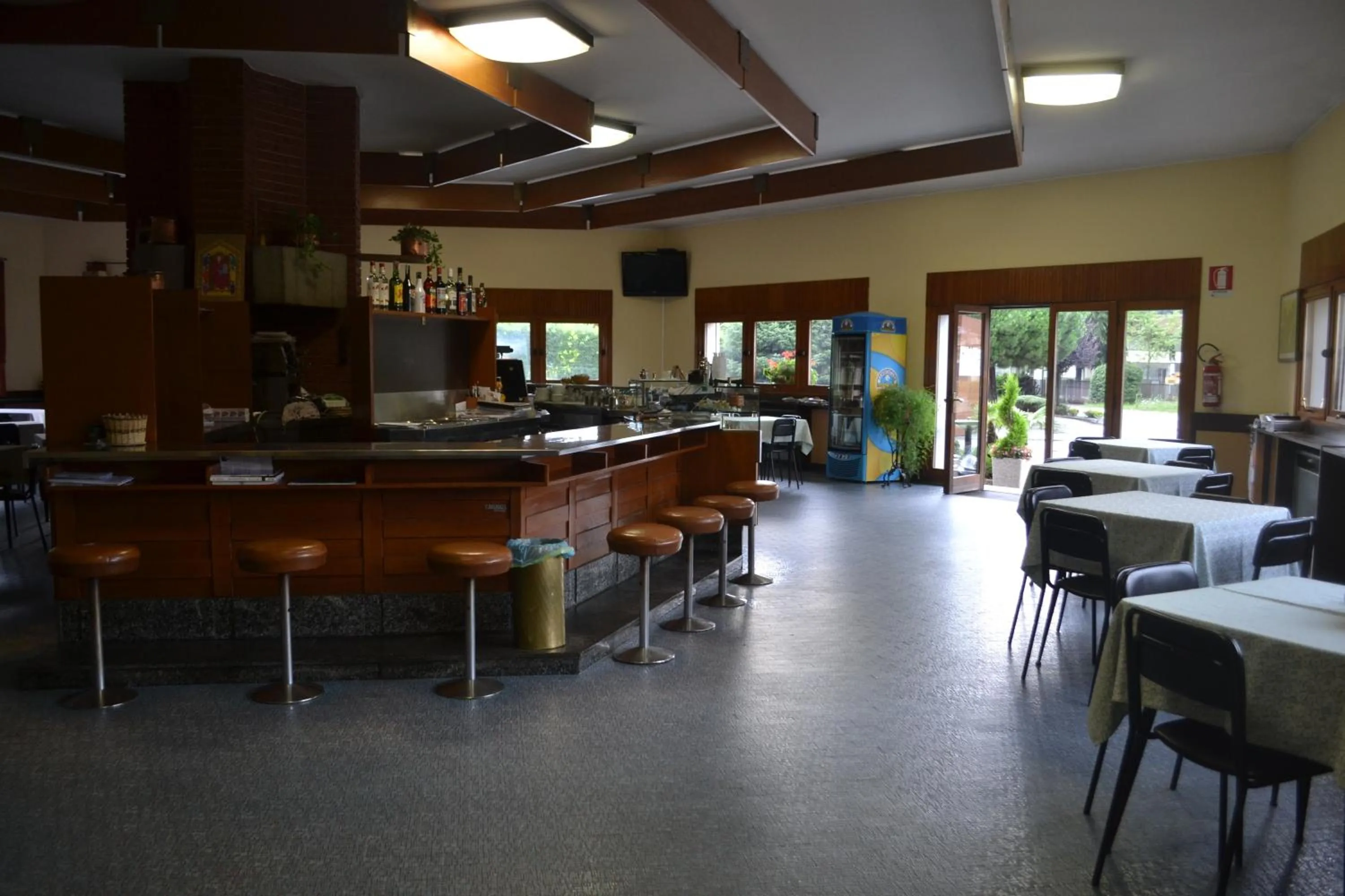 Restaurant/places to eat in Hotel Aurora