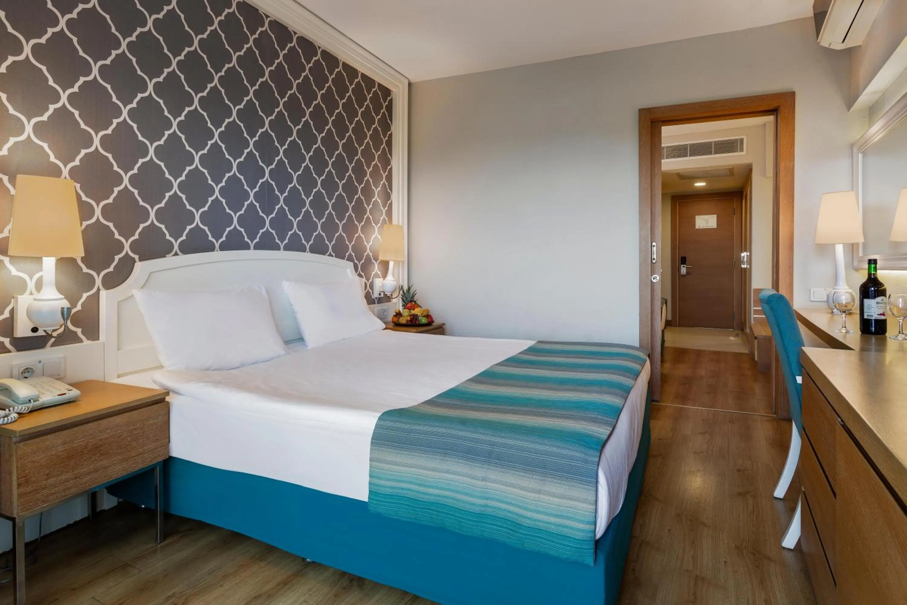 Photo of the whole room, Bed in Sherwood Exclusive Lara