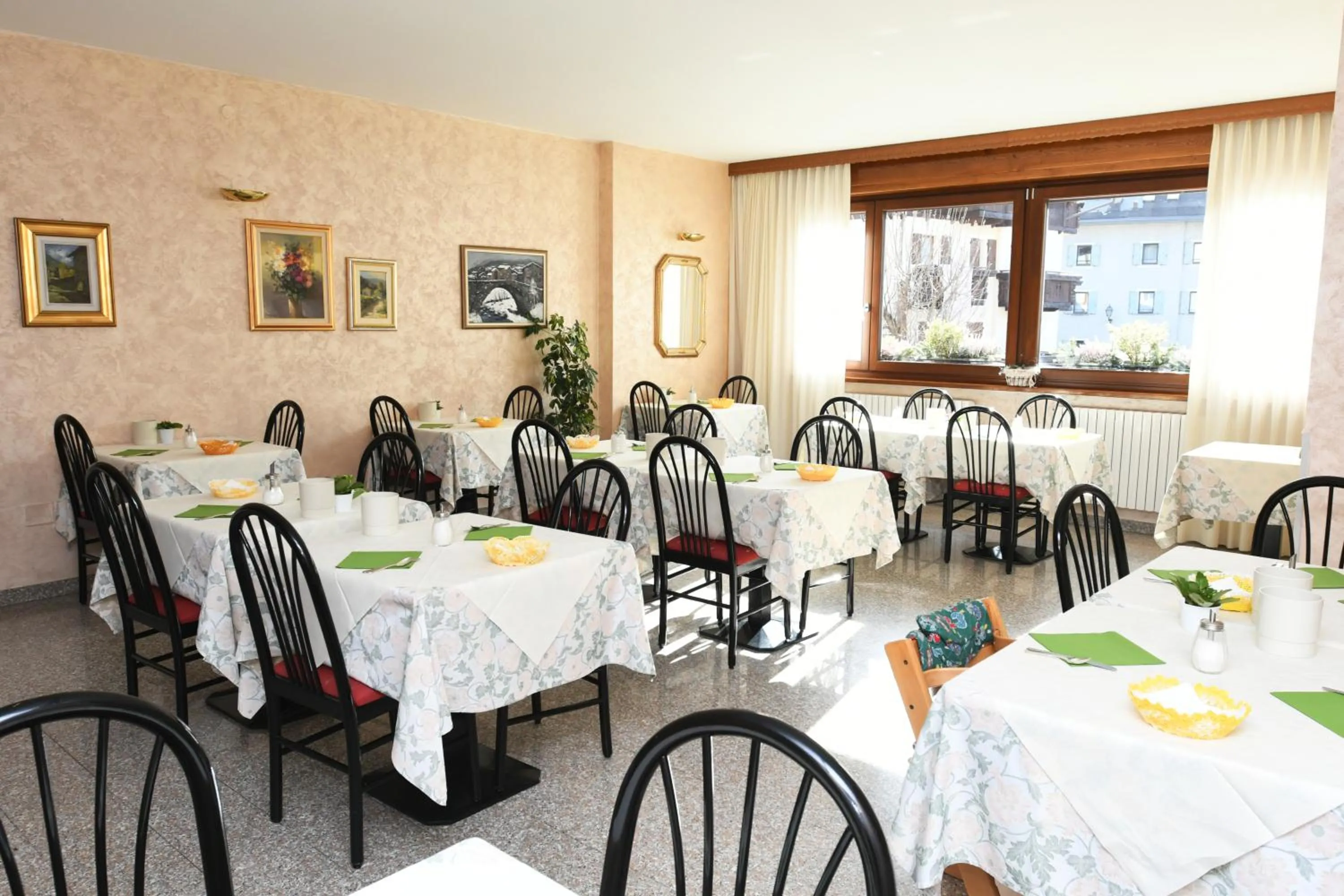 Restaurant/places to eat in Hotel Silene Parking and Garage