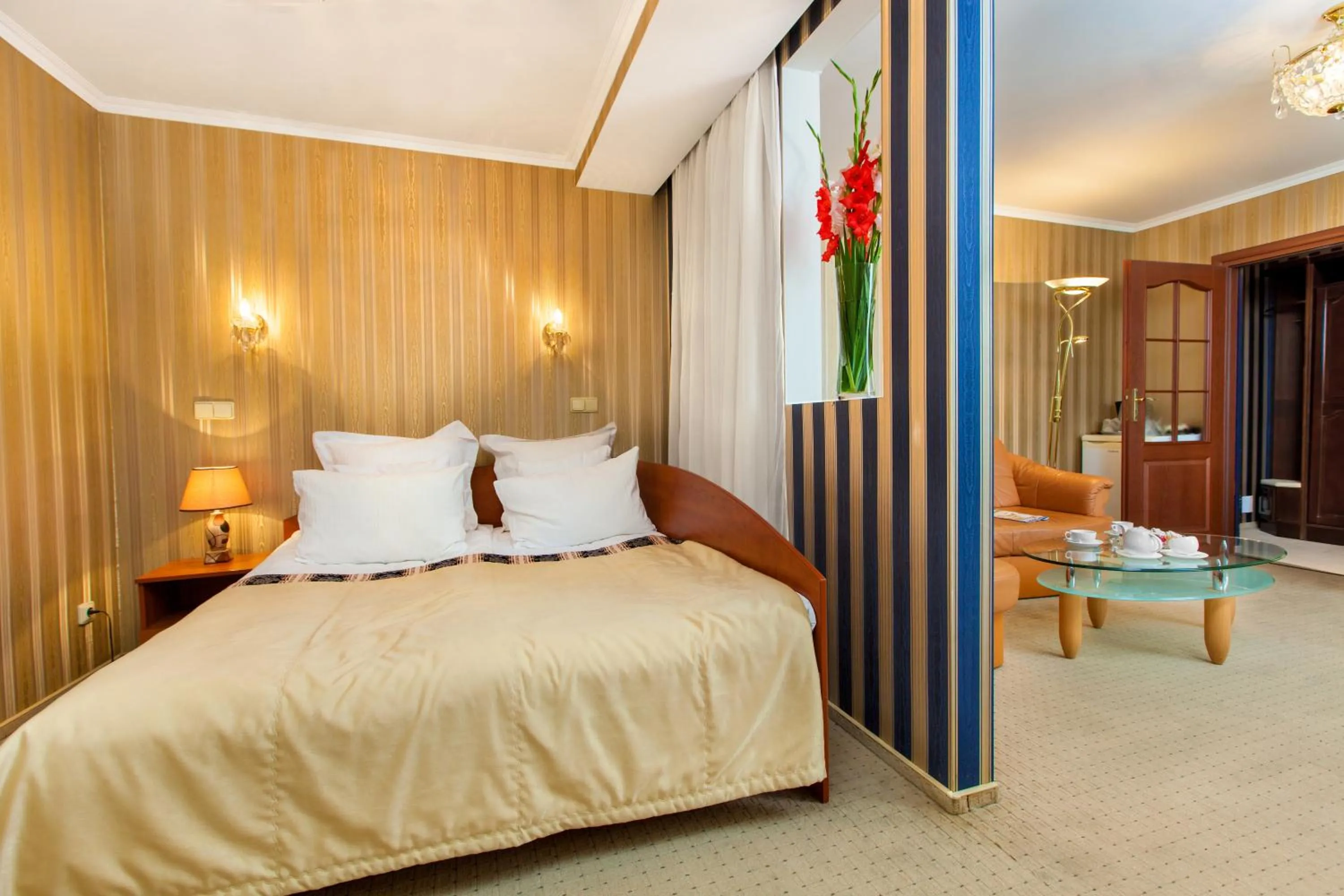 Seating area, Bed in Conference Hotel Suputnyk