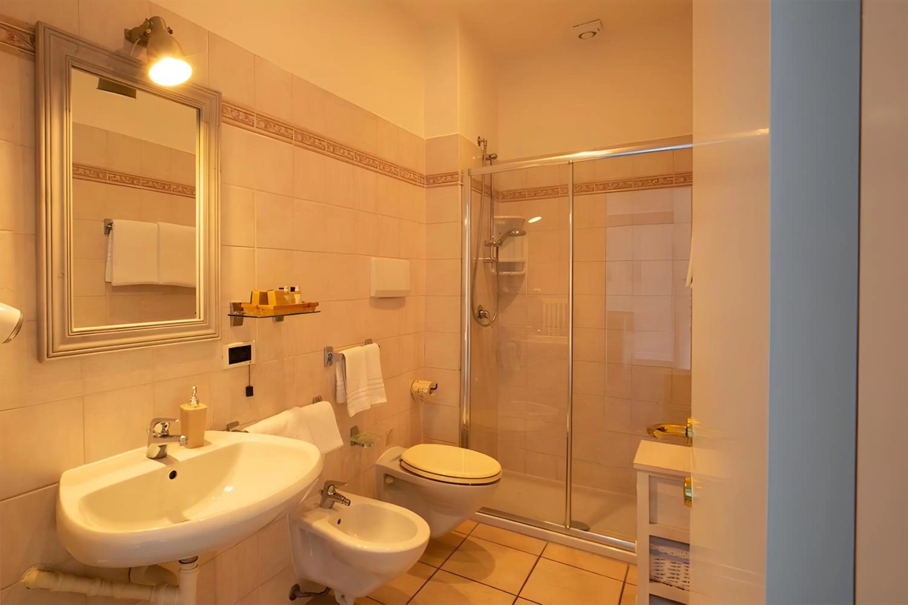 Shower in Hotel Orso Bruno