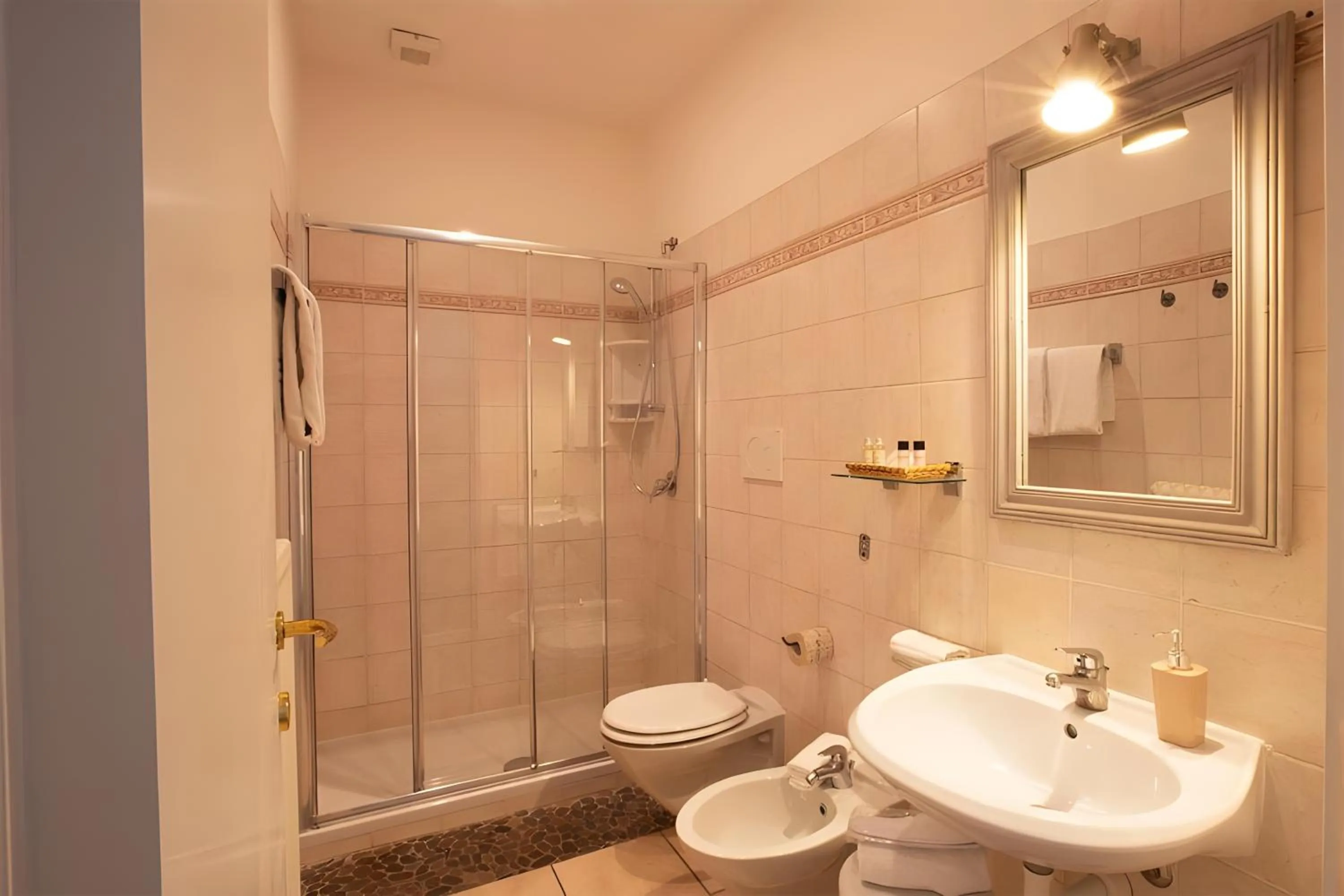 Shower in Hotel Orso Bruno