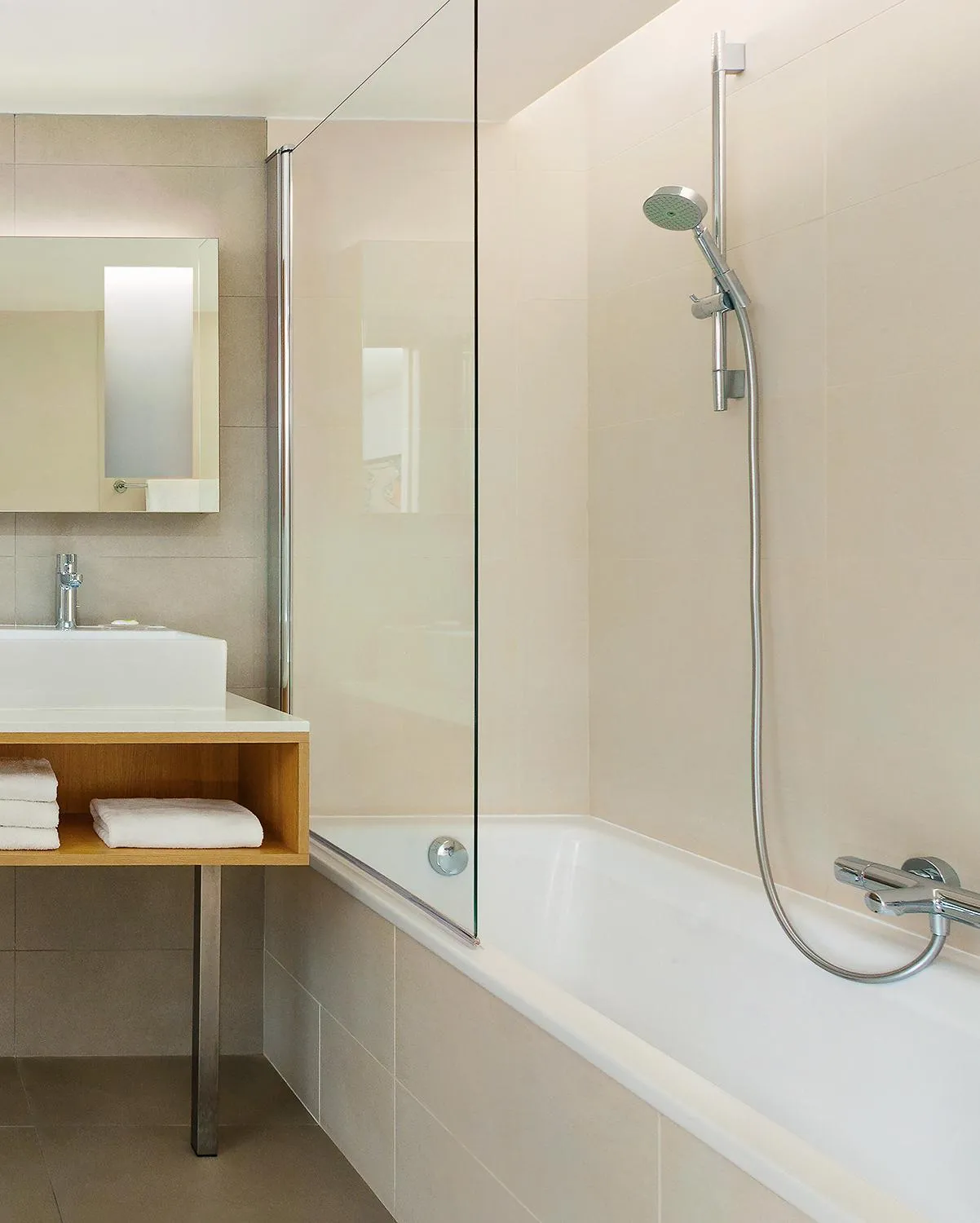 Bath in Courtyard by Marriott Montpellier