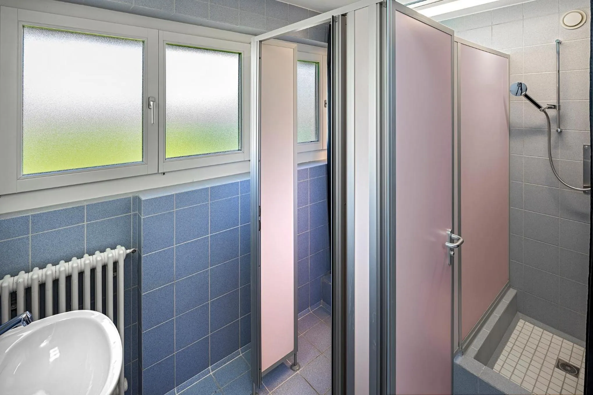 Bathroom in Rapperswil-Jona Youth Hostel