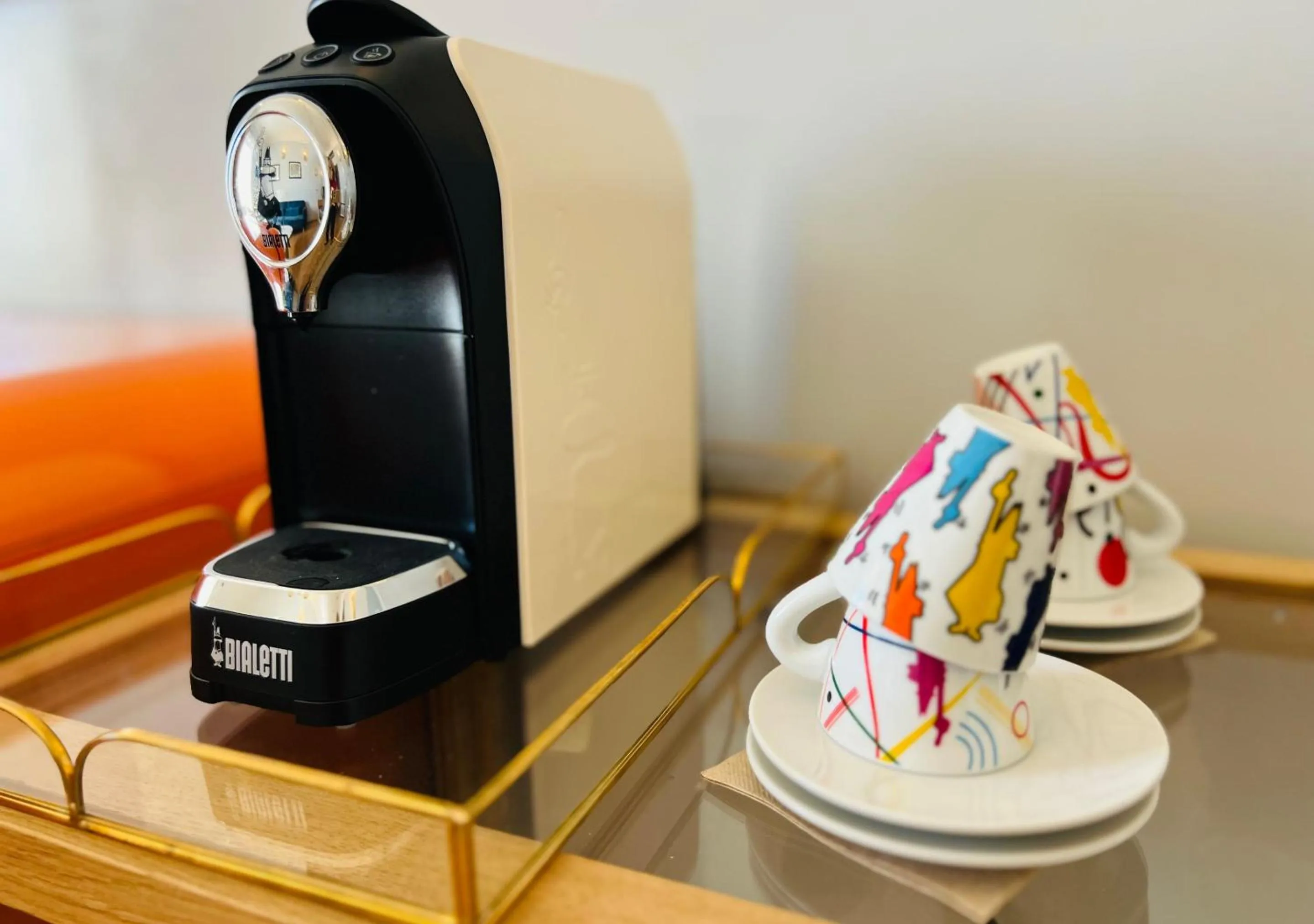 Coffee/tea facilities in Bon Ton Design Rooms by DOT Suites