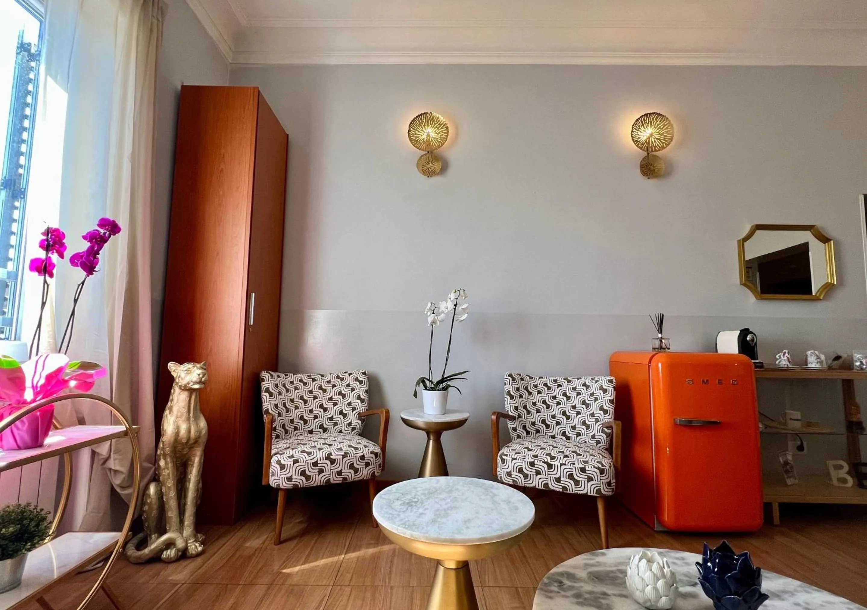 Living room in Bon Ton Design Rooms by DOT Suites