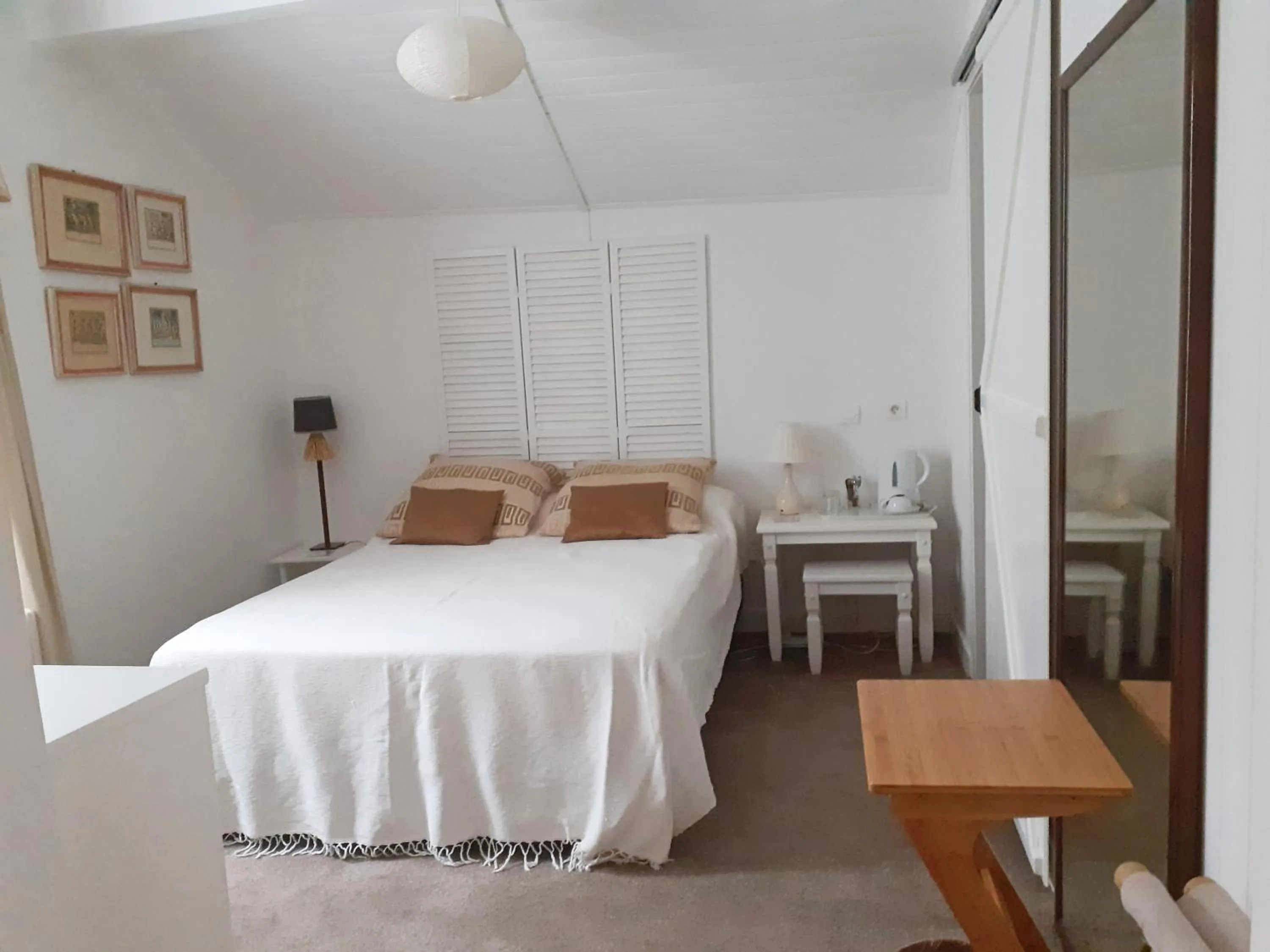 Garden, Bed in Maison de Fortitude Chambres d'hotes