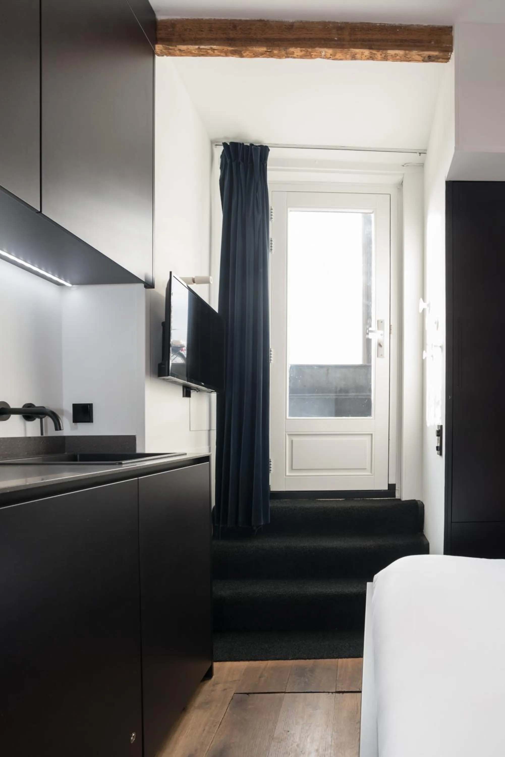 Bed in City centre studio canal belt