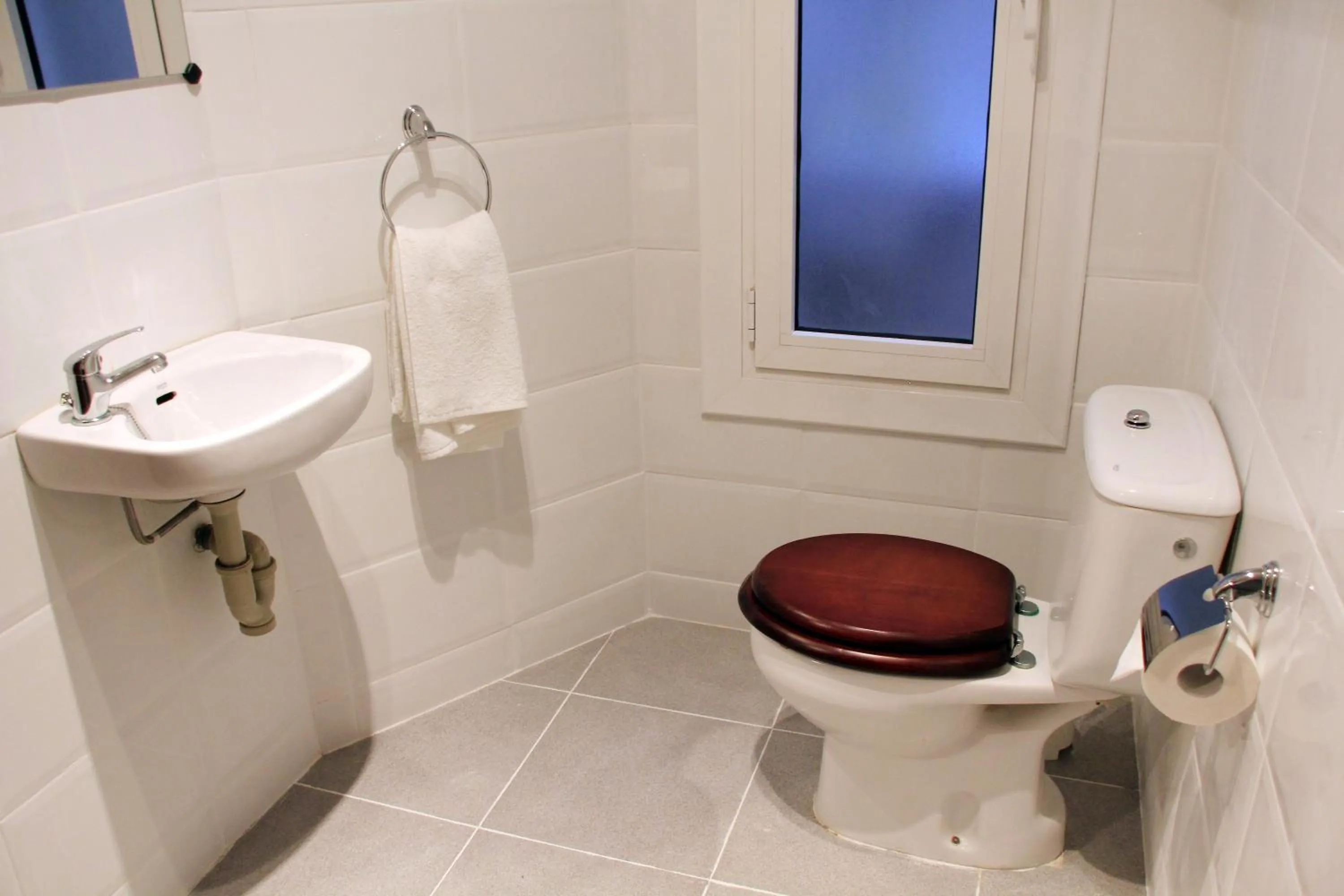 Bathroom in Alguera Apartments Napols