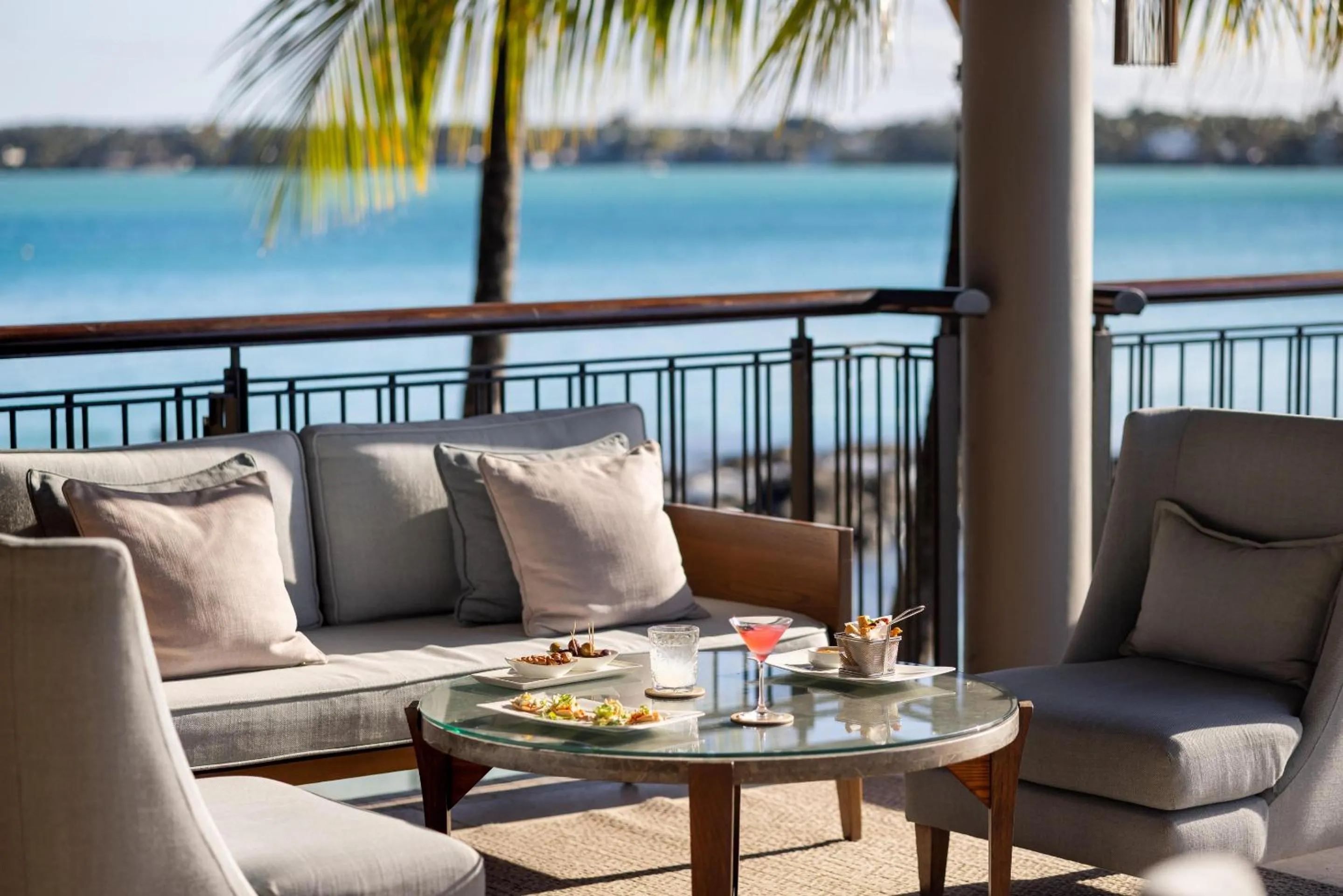 Lounge or bar in Royal Palm Beachcomber Luxury