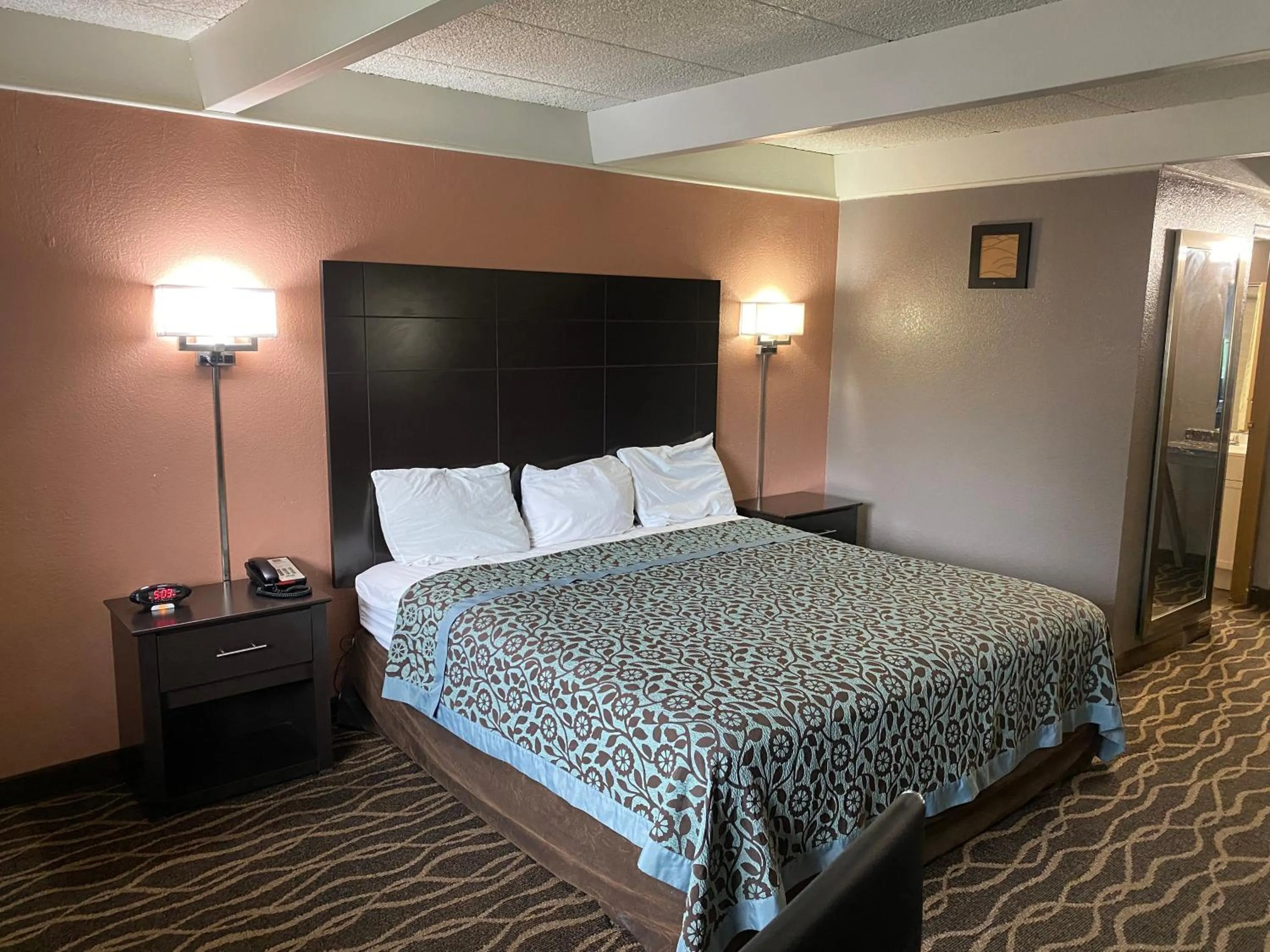 Economy Inn North Randall