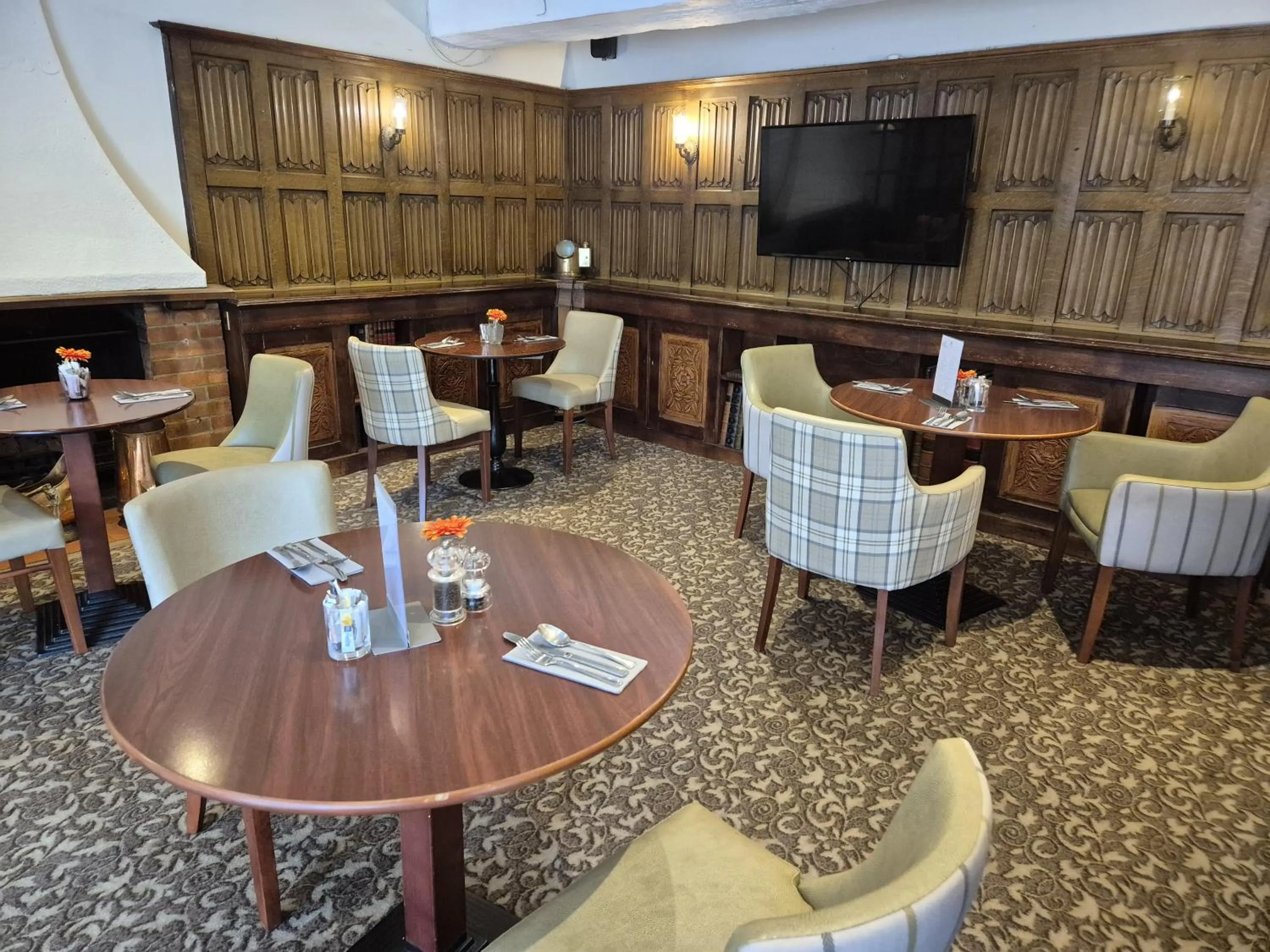 Restaurant/places to eat in Warren Lodge