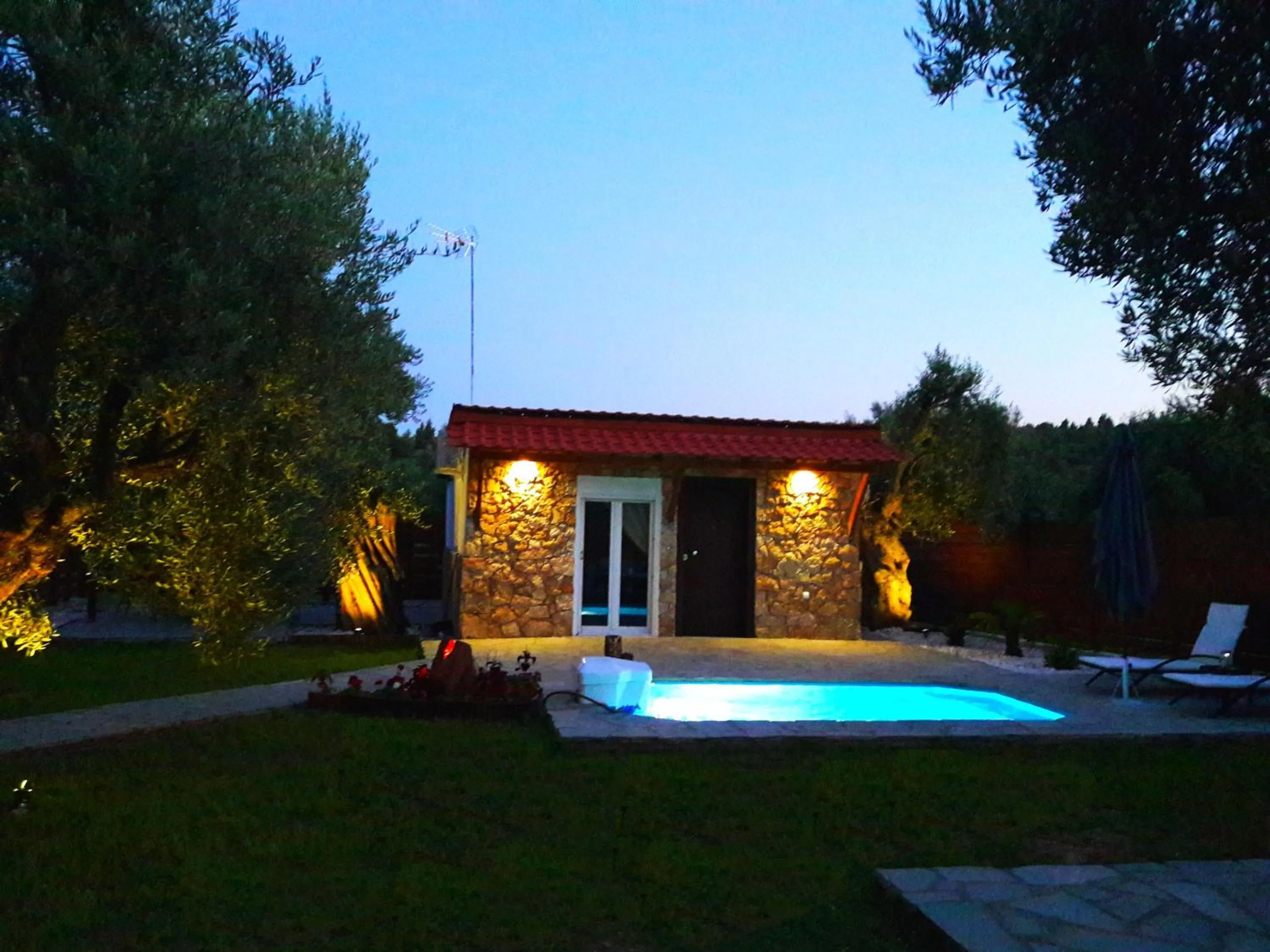 Garden in Salonikiou Beach Apartments & Villas