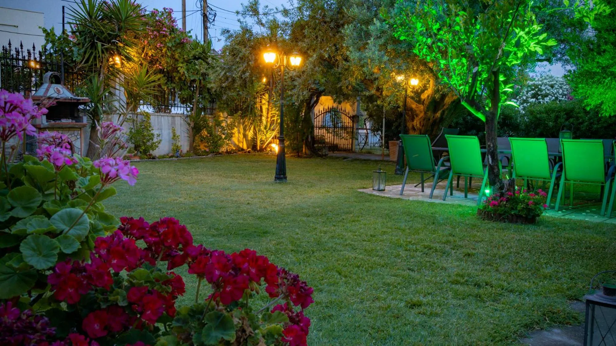 Garden in Salonikiou Beach Apartments & Villas