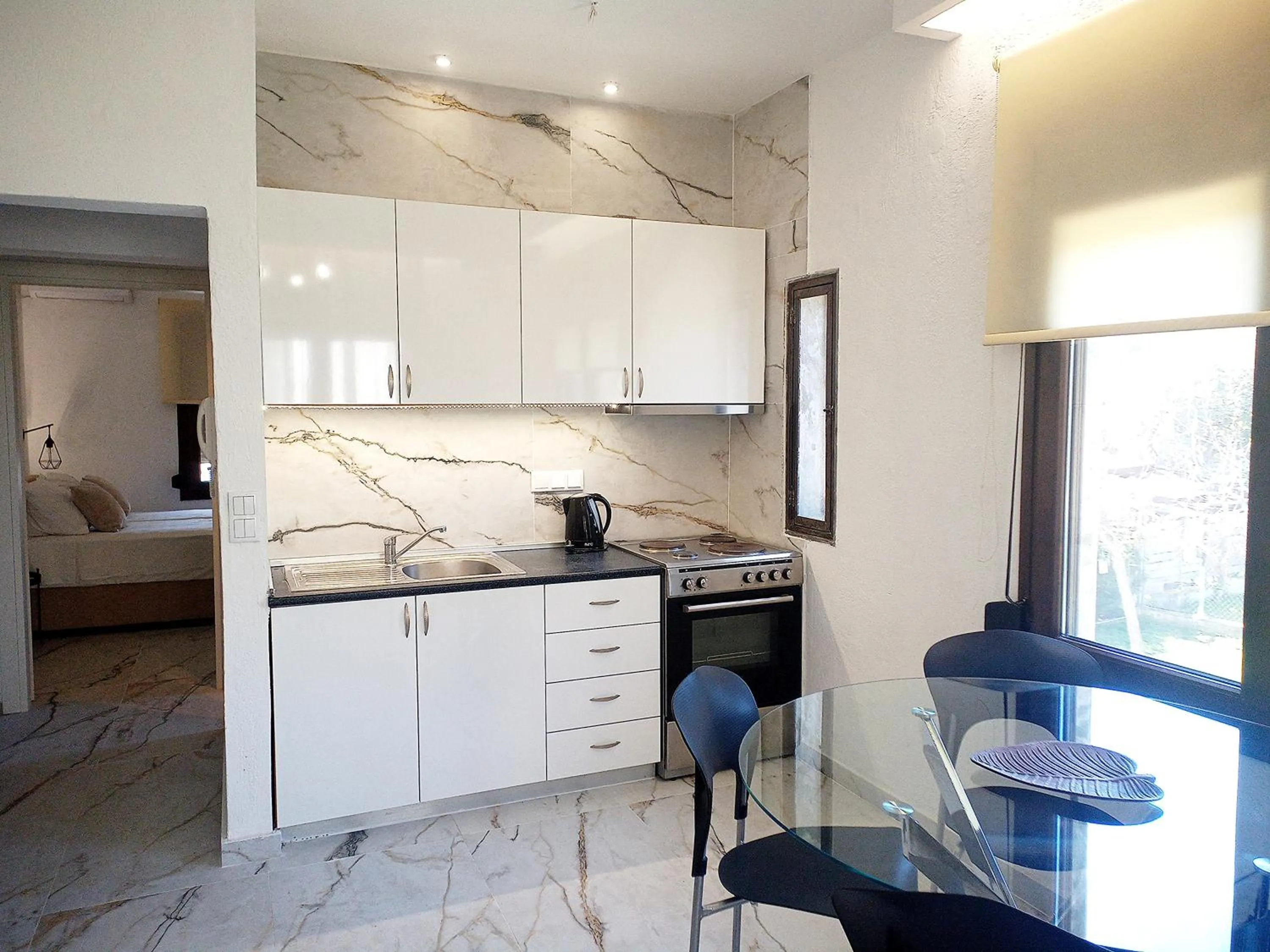 Kitchen or kitchenette in Salonikiou Beach Apartments & Villas