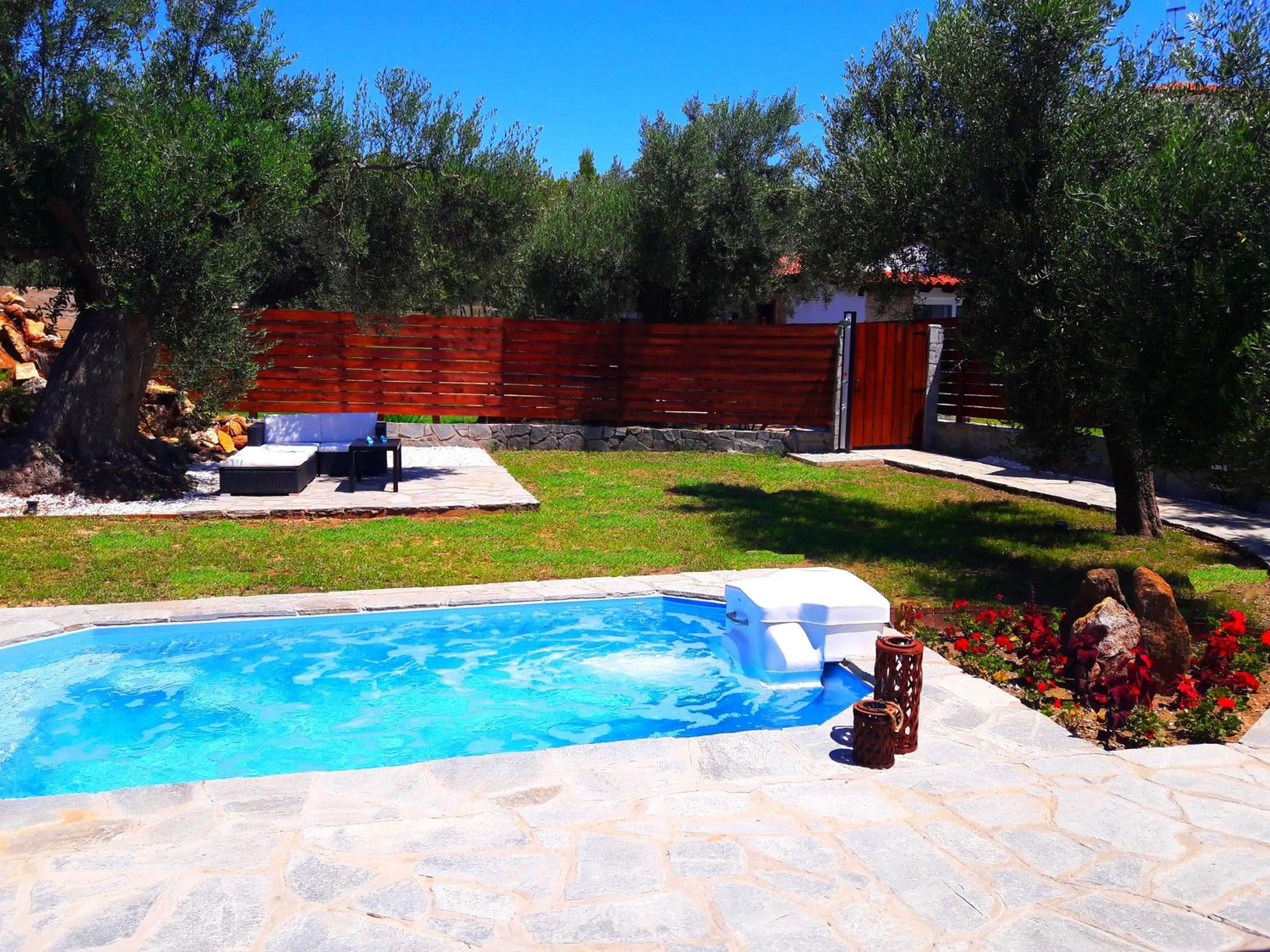 Garden in Salonikiou Beach Apartments & Villas