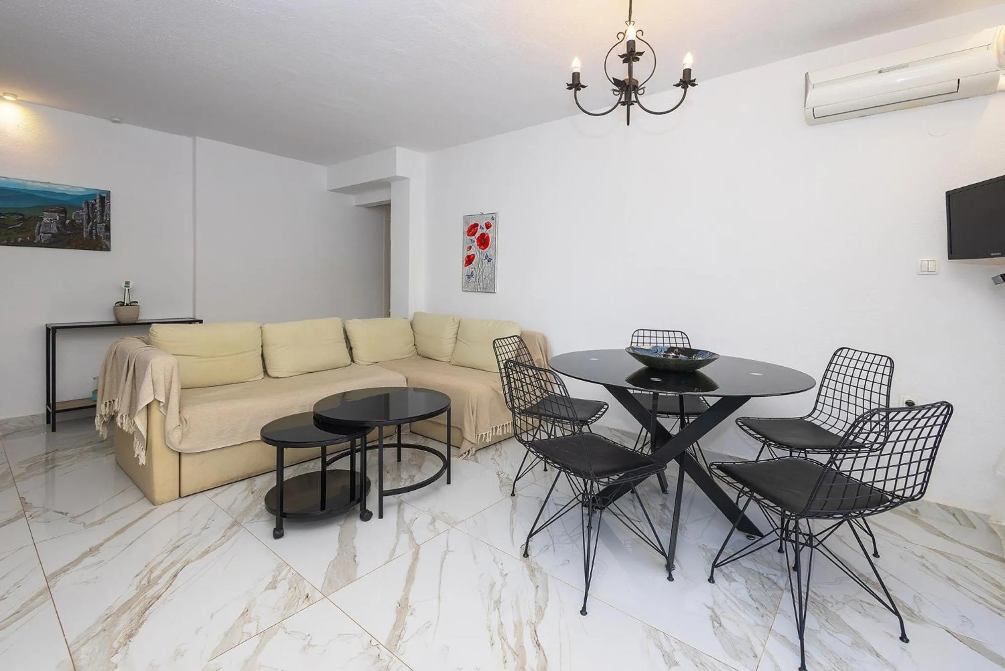 Seating area in Salonikiou Beach Apartments & Villas
