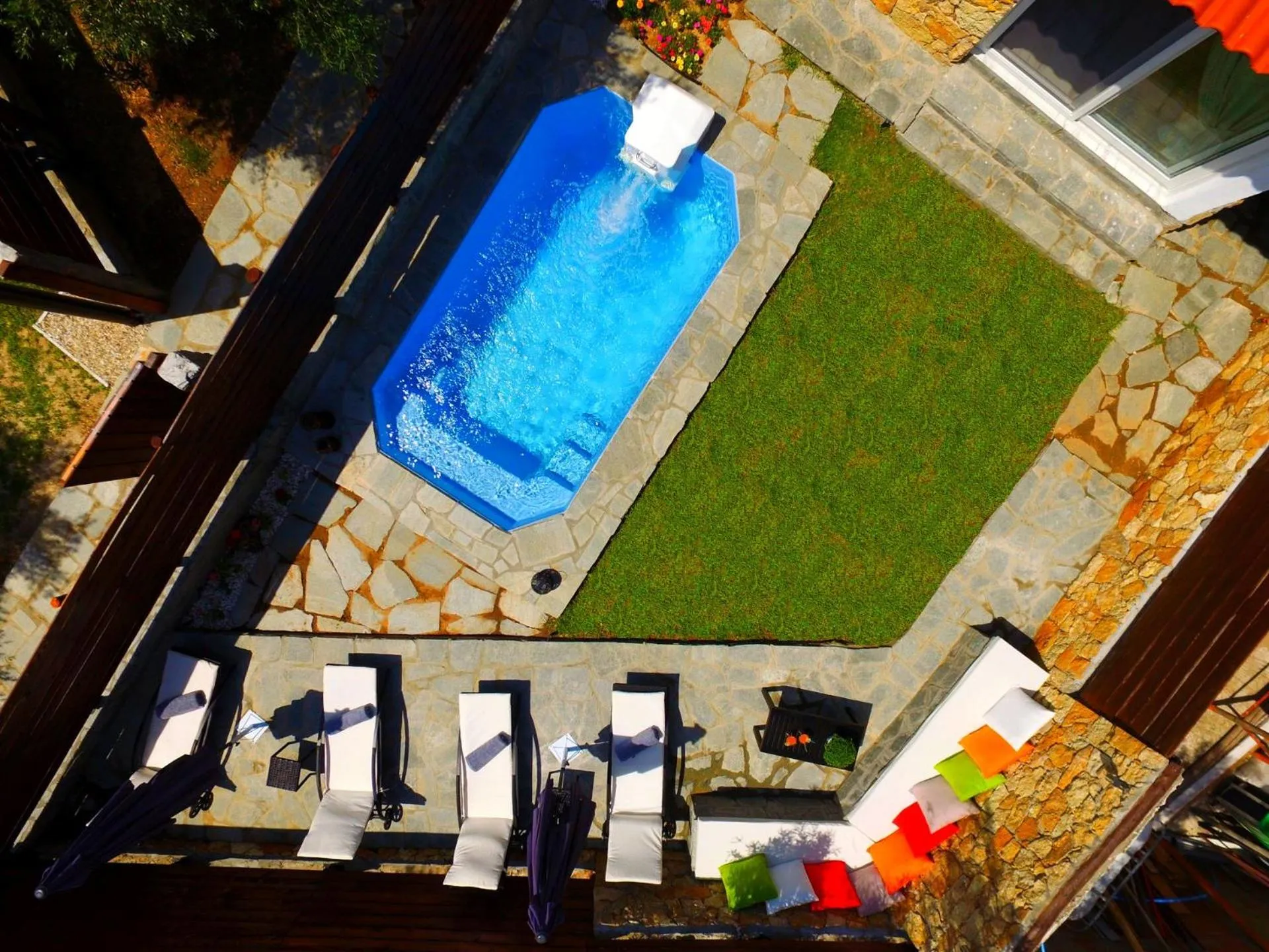 Garden view in Salonikiou Beach Apartments & Villas