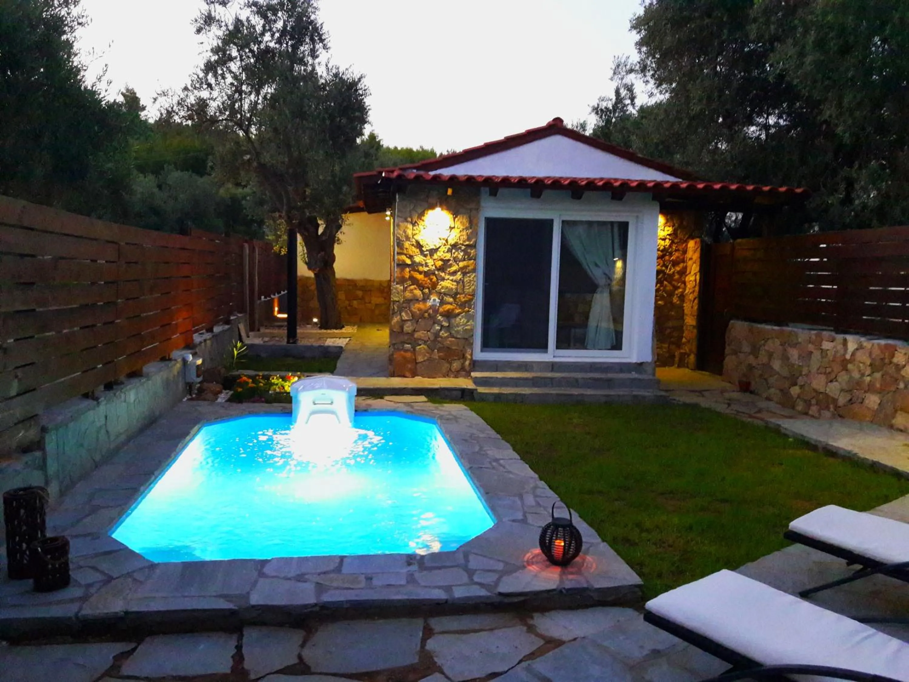 Swimming pool in Salonikiou Beach Apartments & Villas