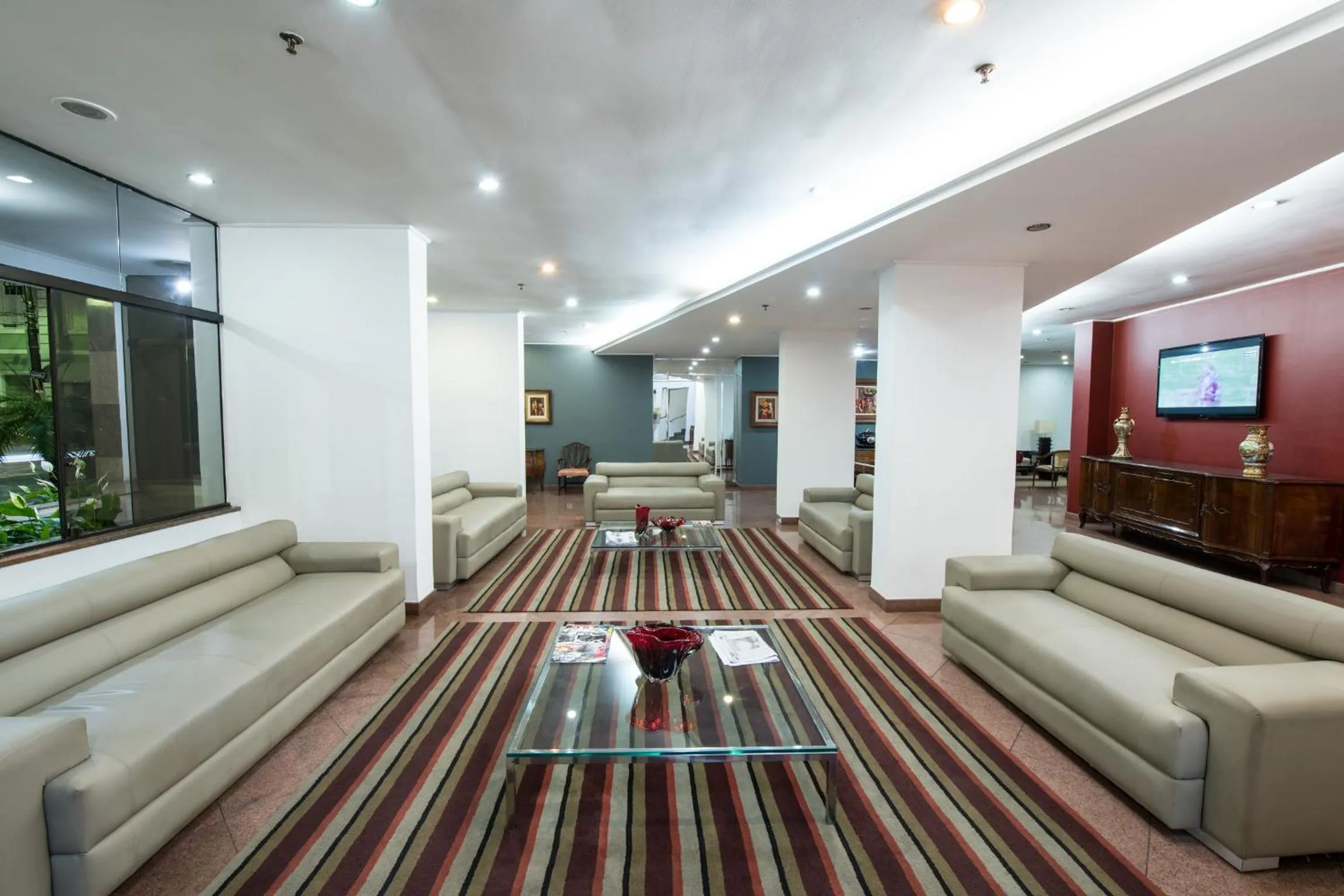 Communal lounge/ TV room in Hotel Carlton Plaza