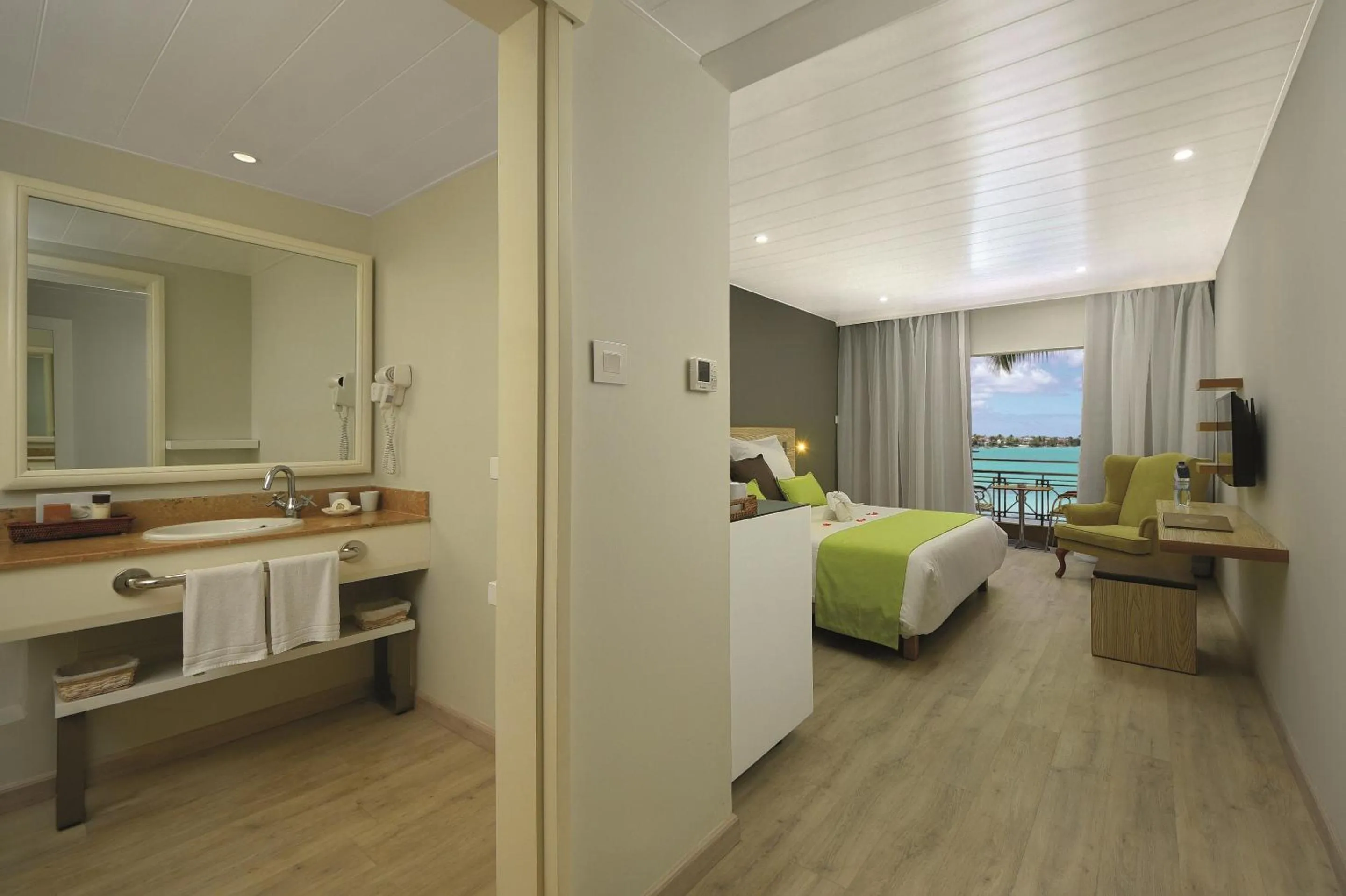 Bed in Mauricia Beachcomber Resort & Spa