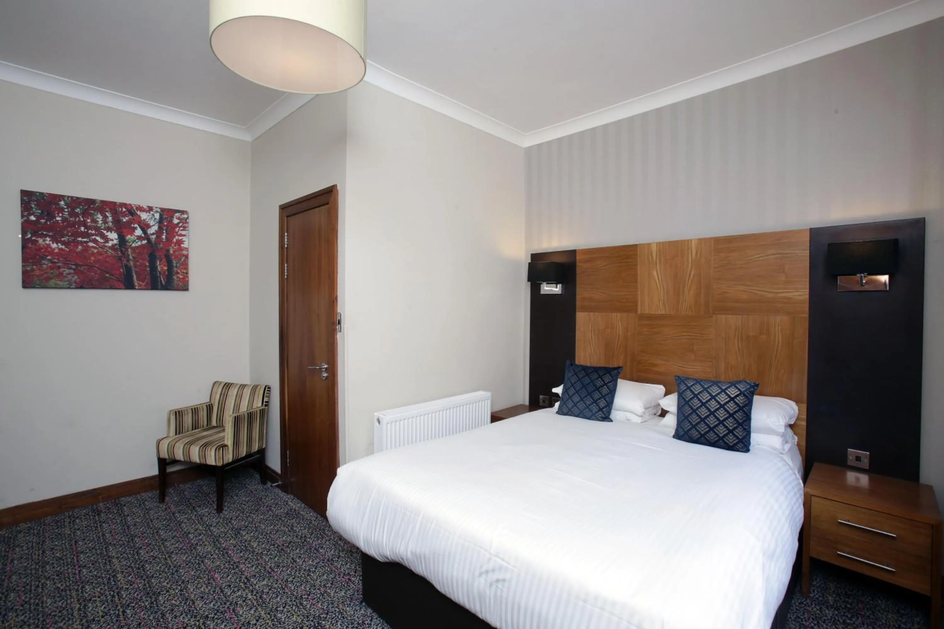 Photo of the whole room, Bed in Acorn Hotel