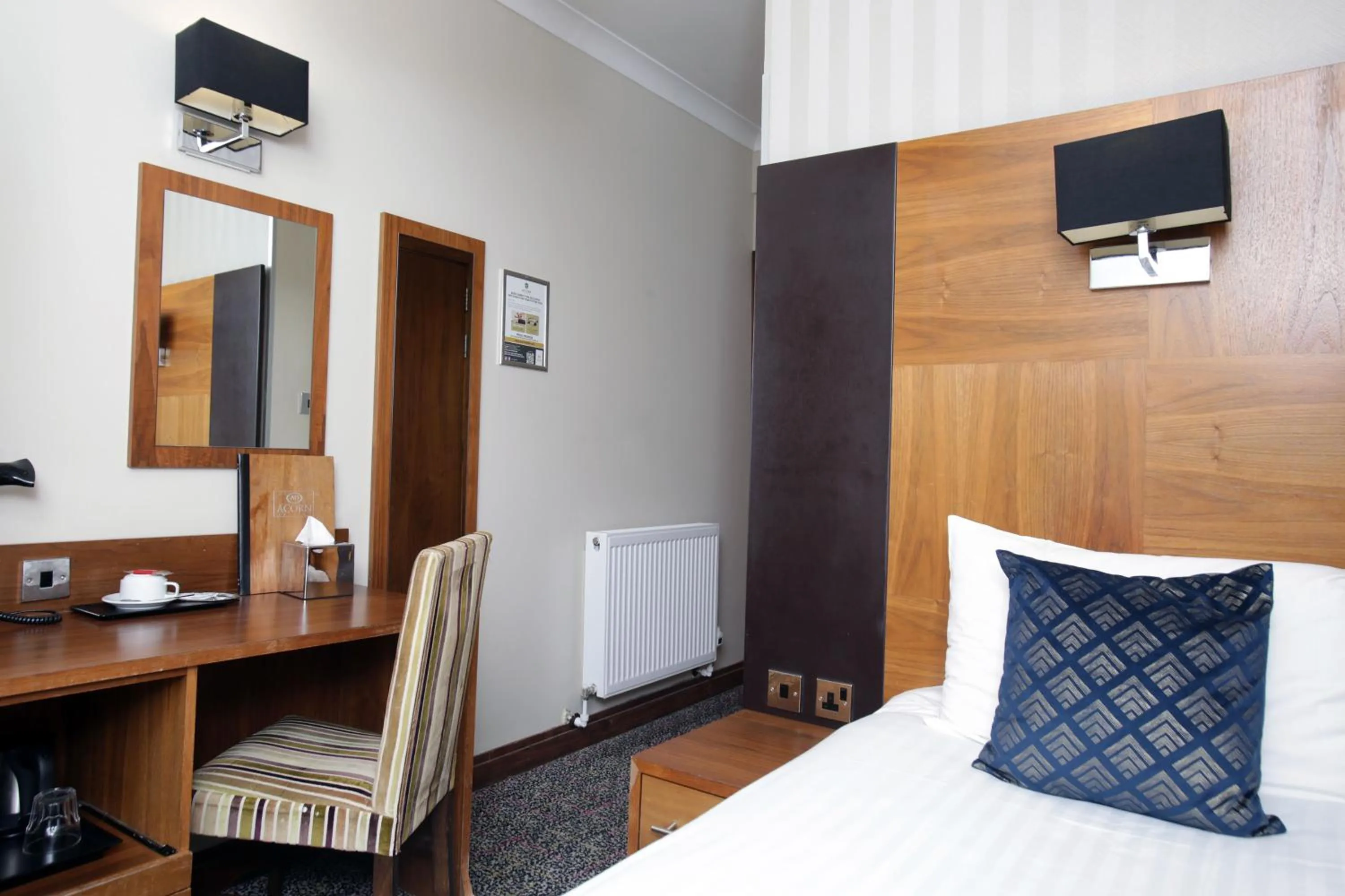 Photo of the whole room, Bed in Acorn Hotel