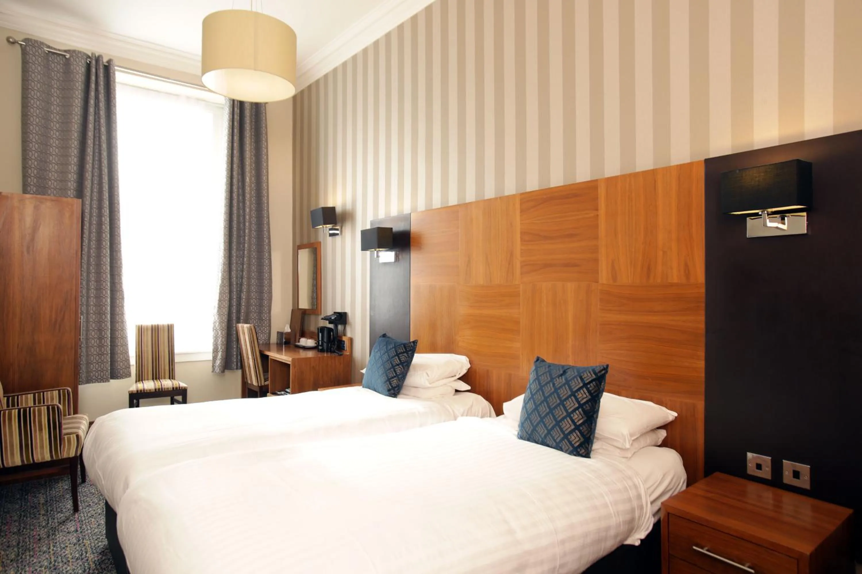 Photo of the whole room, Bed in Acorn Hotel