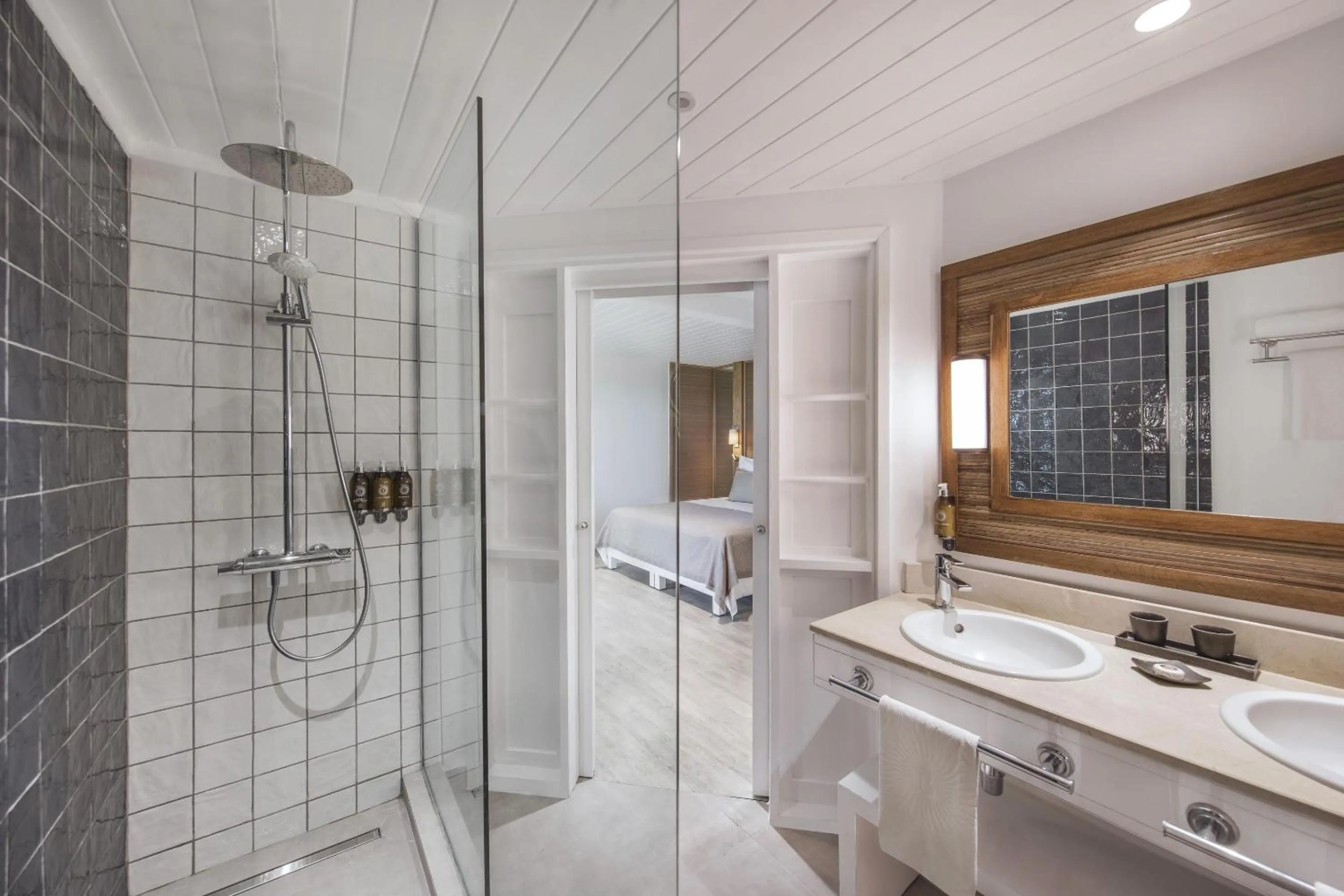 Shower in Canonnier Beachcomber Golf Resort & Spa