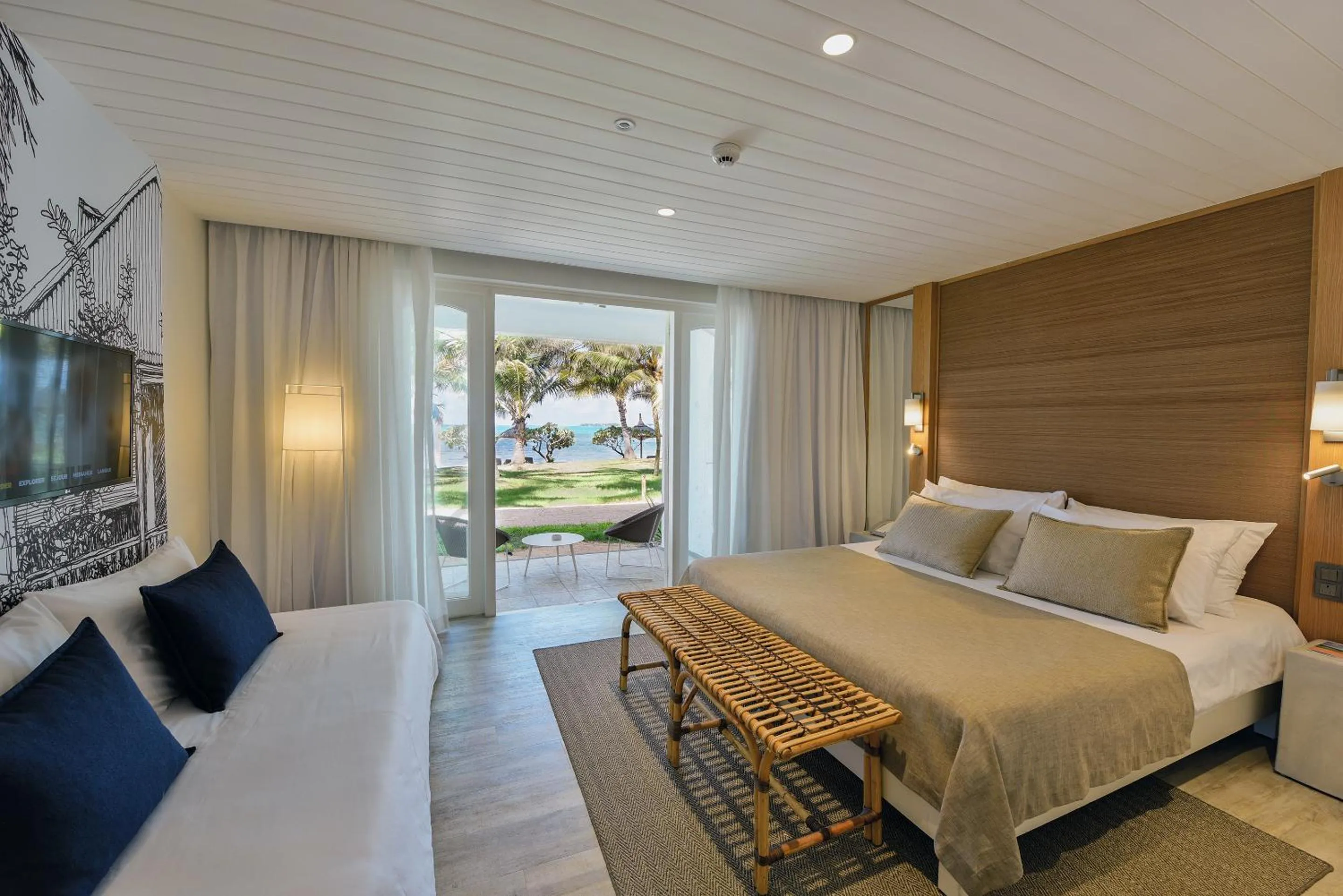 Bed in Canonnier Beachcomber Golf Resort & Spa