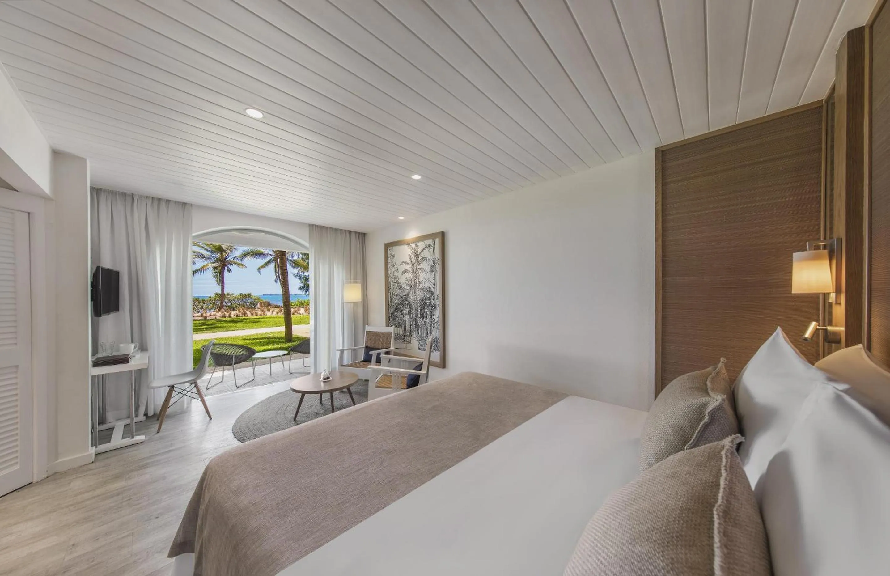 Sea view, Bed in Canonnier Beachcomber Golf Resort & Spa