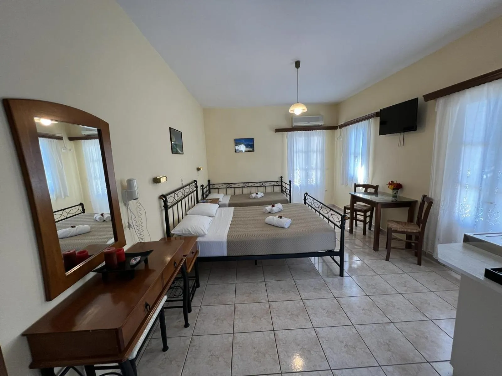 Photo of the whole room, Bed in Georgia Studios