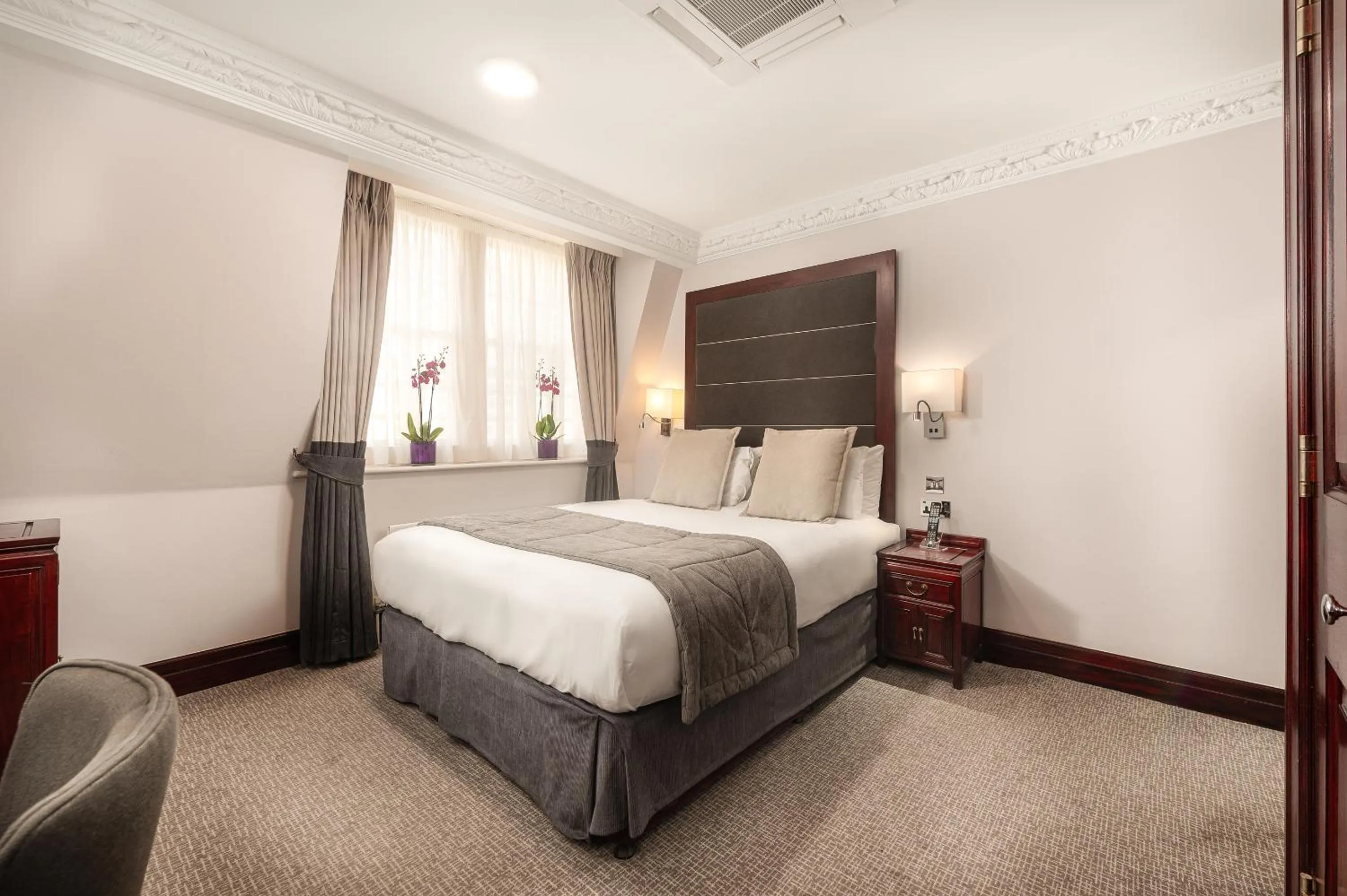 Bed in Gem Fitzrovia Hotel