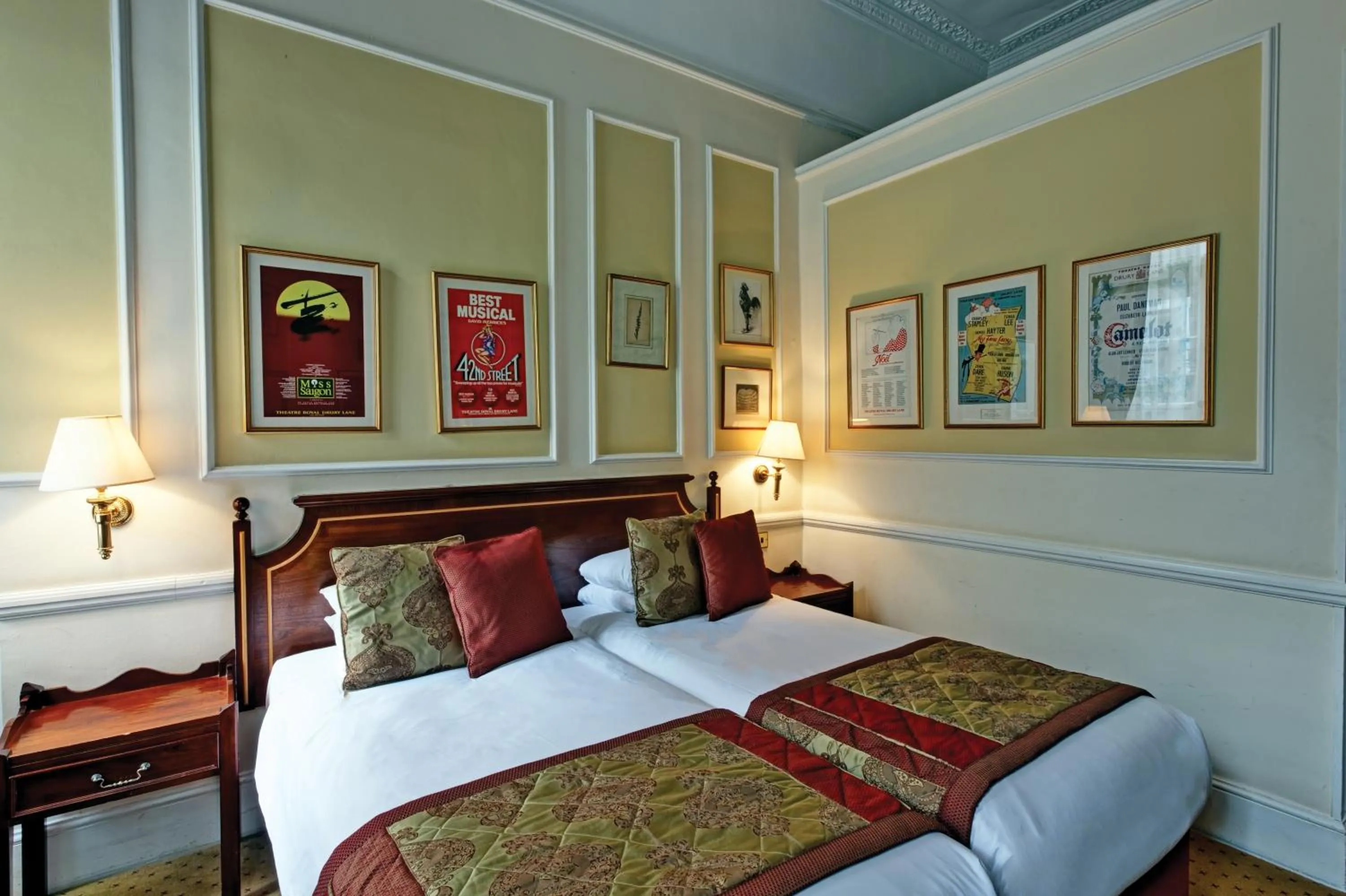 Bed in Grange Blooms Hotel