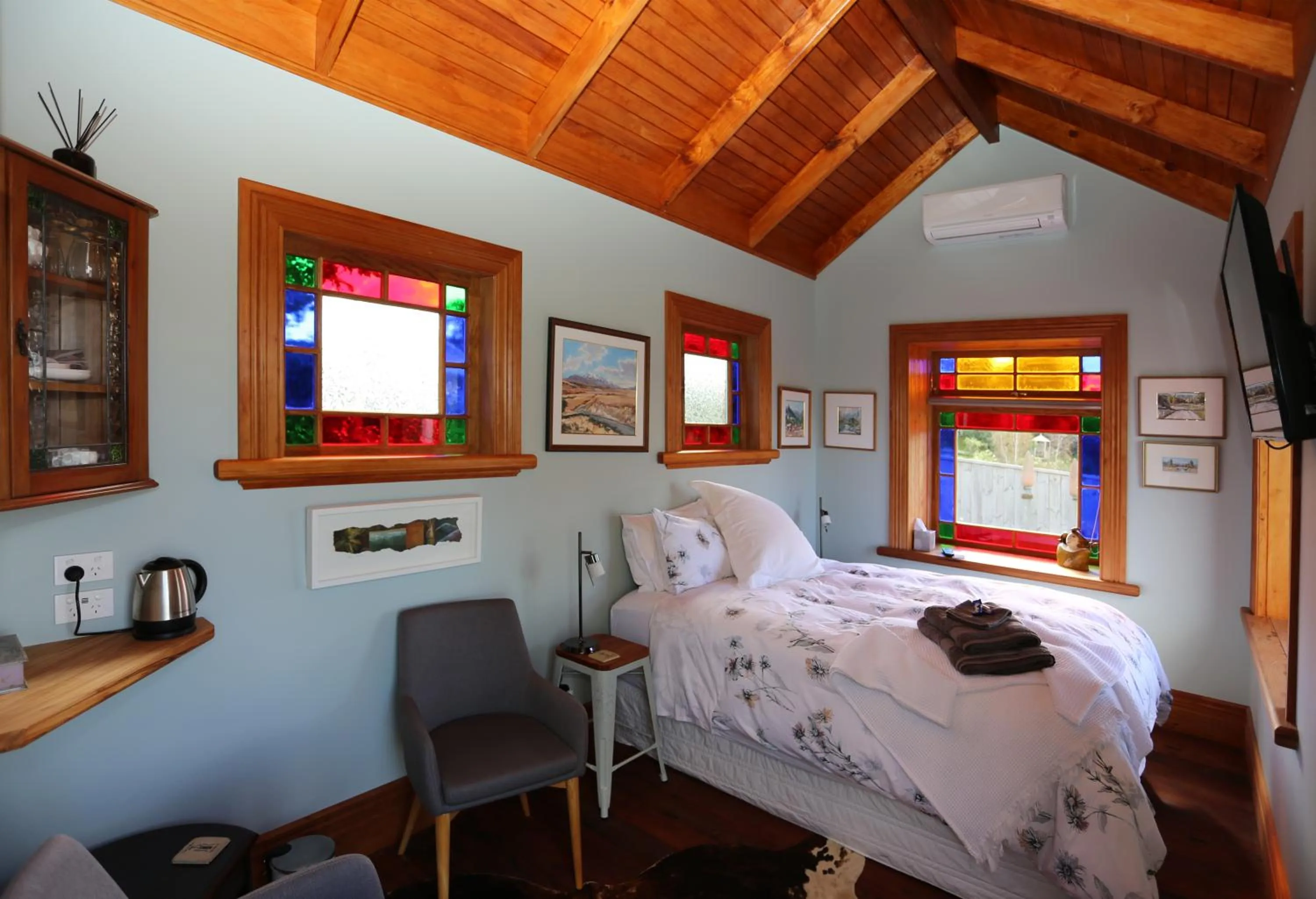 Bed in Maungakawa Villa